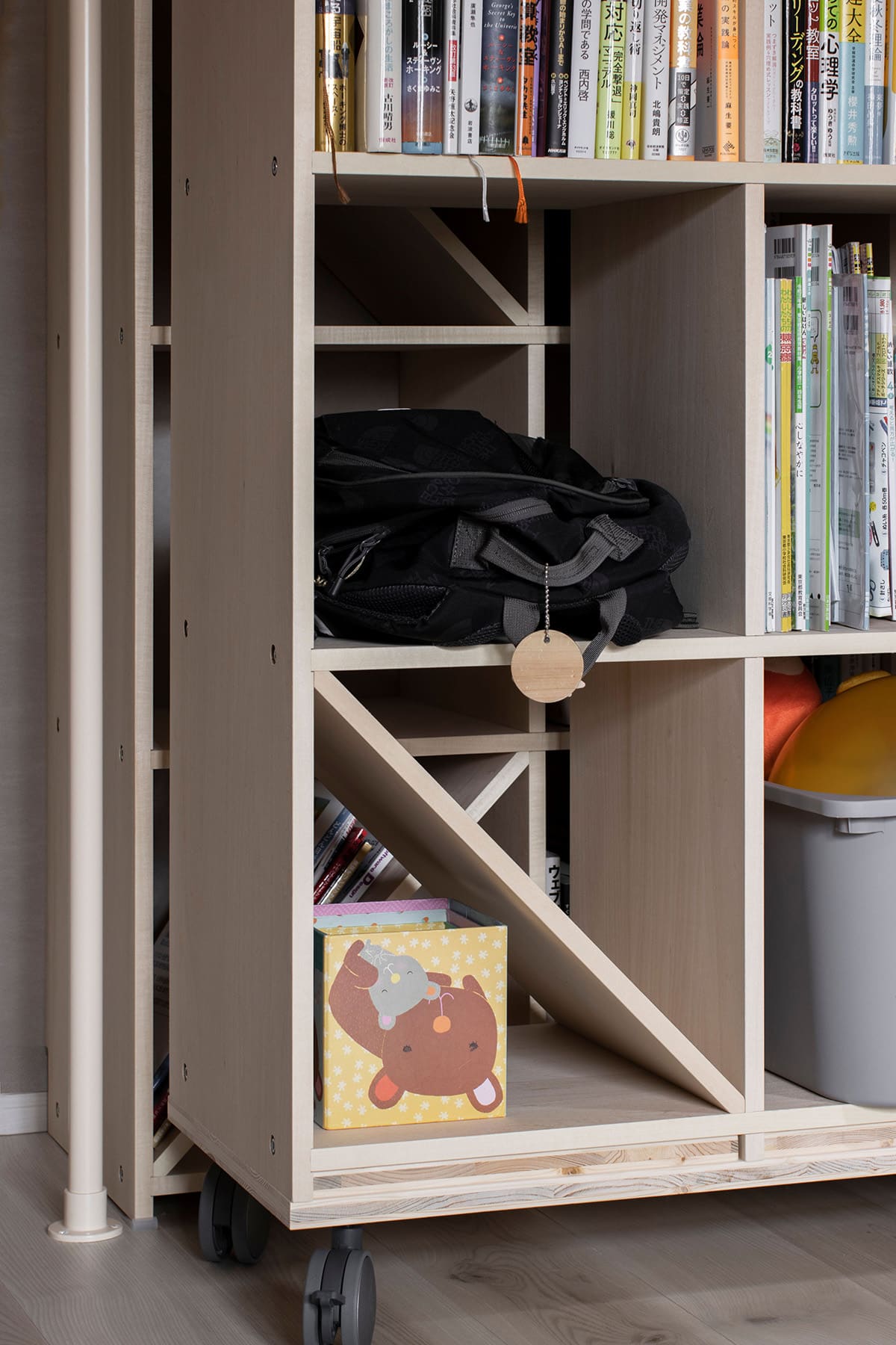 クローゼットの中の本棚 - Shelf ロータイプ本棚 移動式 - マルゲリータお客様事例