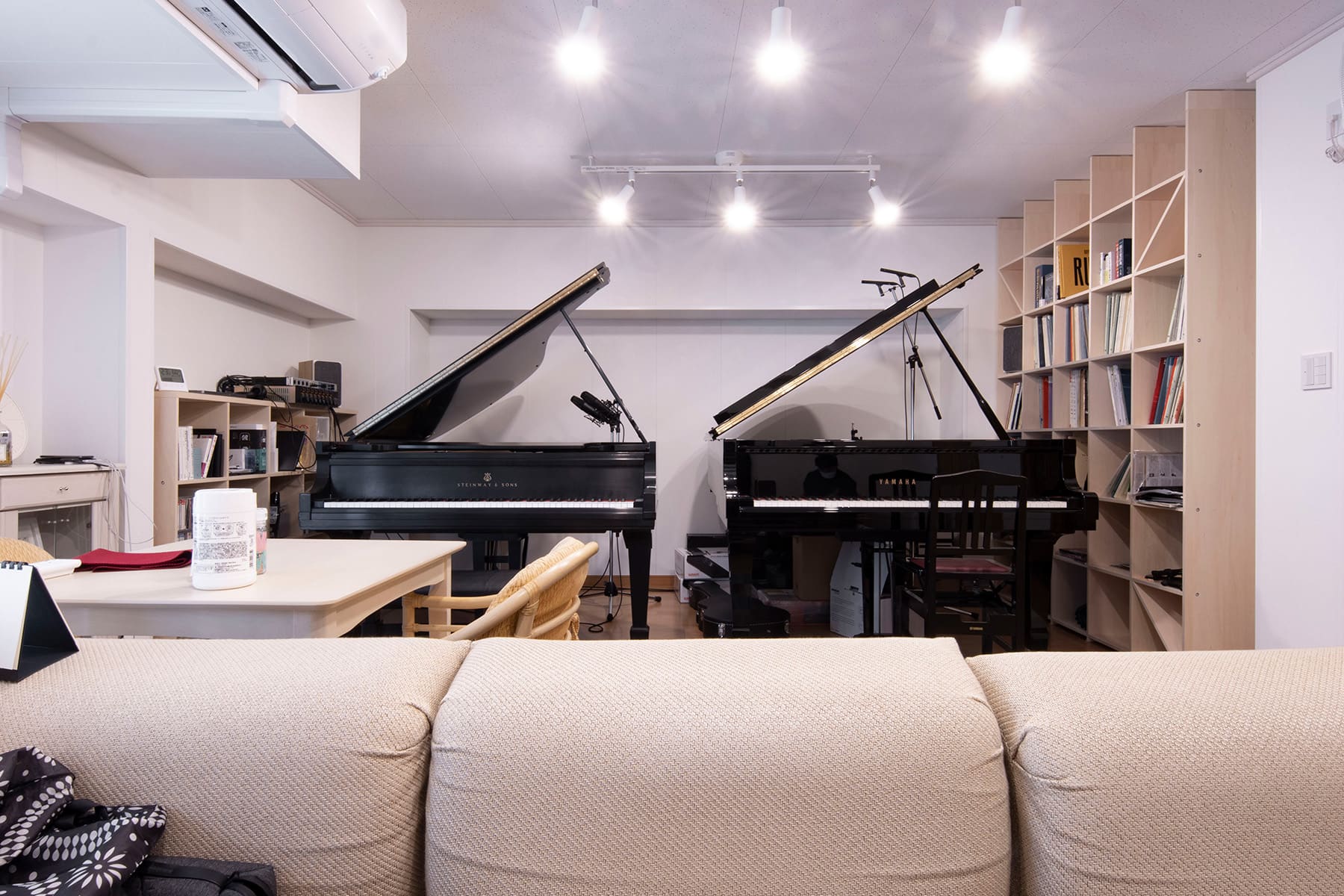 ピアニスト石川武蔵さんの練習室 - Shelf 壁一面の本棚 