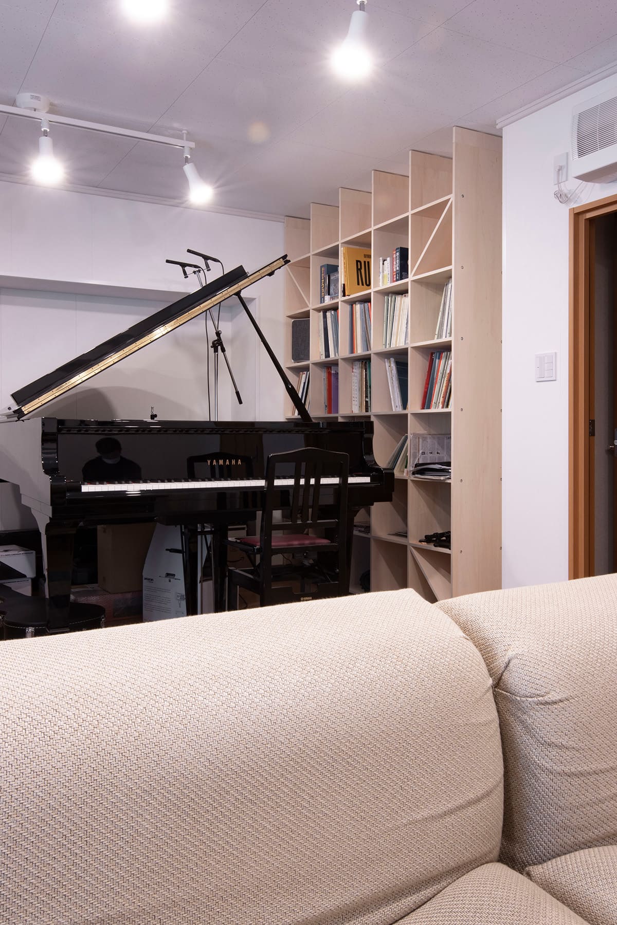ピアニスト石川武蔵さんの練習室 - Shelf 壁一面の本棚 