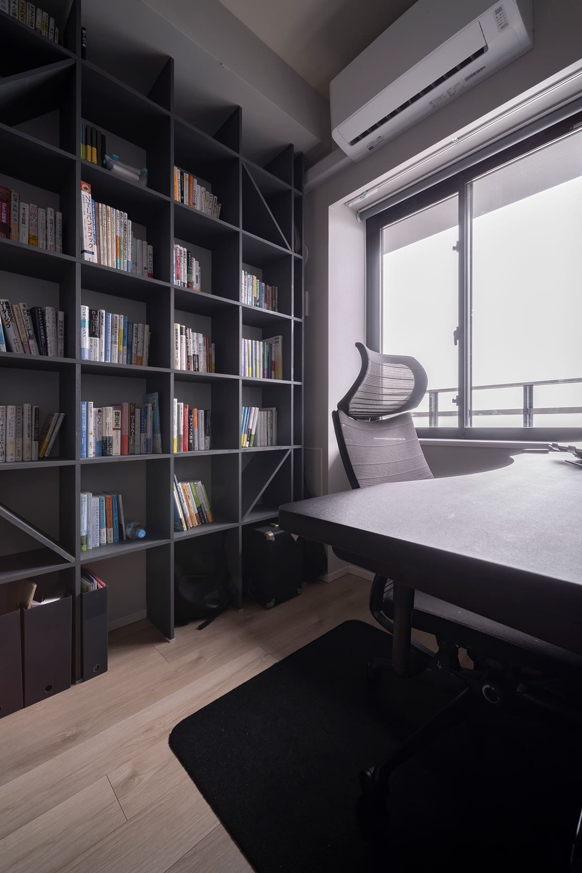 狭い書斎をおしゃれで機能的に。収納が一箇所にまとまり、狭い空間でも広々とした書斎が実現