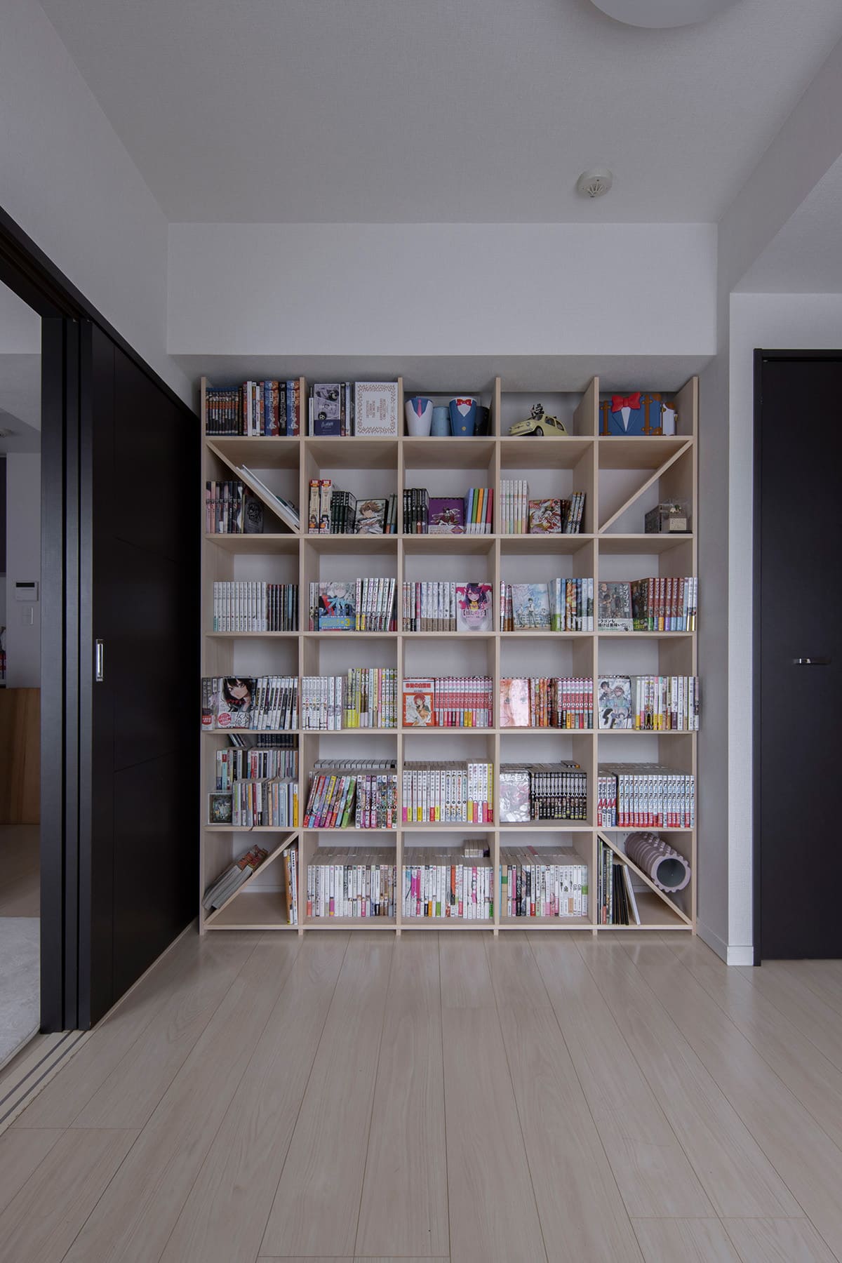 【File 739】L型に配置された壁一面の本棚 - Shelf 壁一面の本棚 奥行250mm - マルゲリータお客様事例