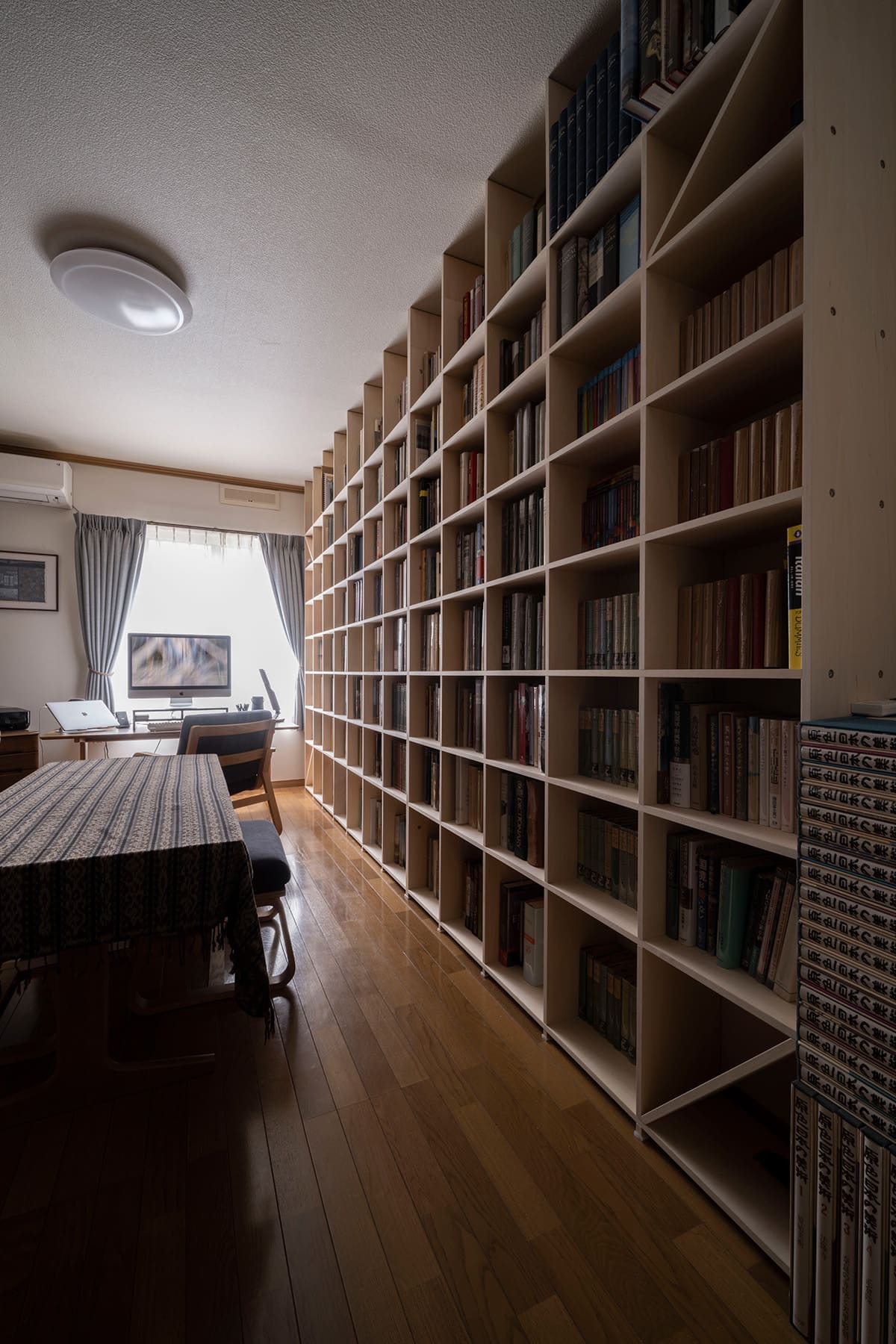 「Shelf 壁一面の本棚 奥行350mm」を部屋の左右に並べ、大量の蔵書をスッキリ綺麗に整理