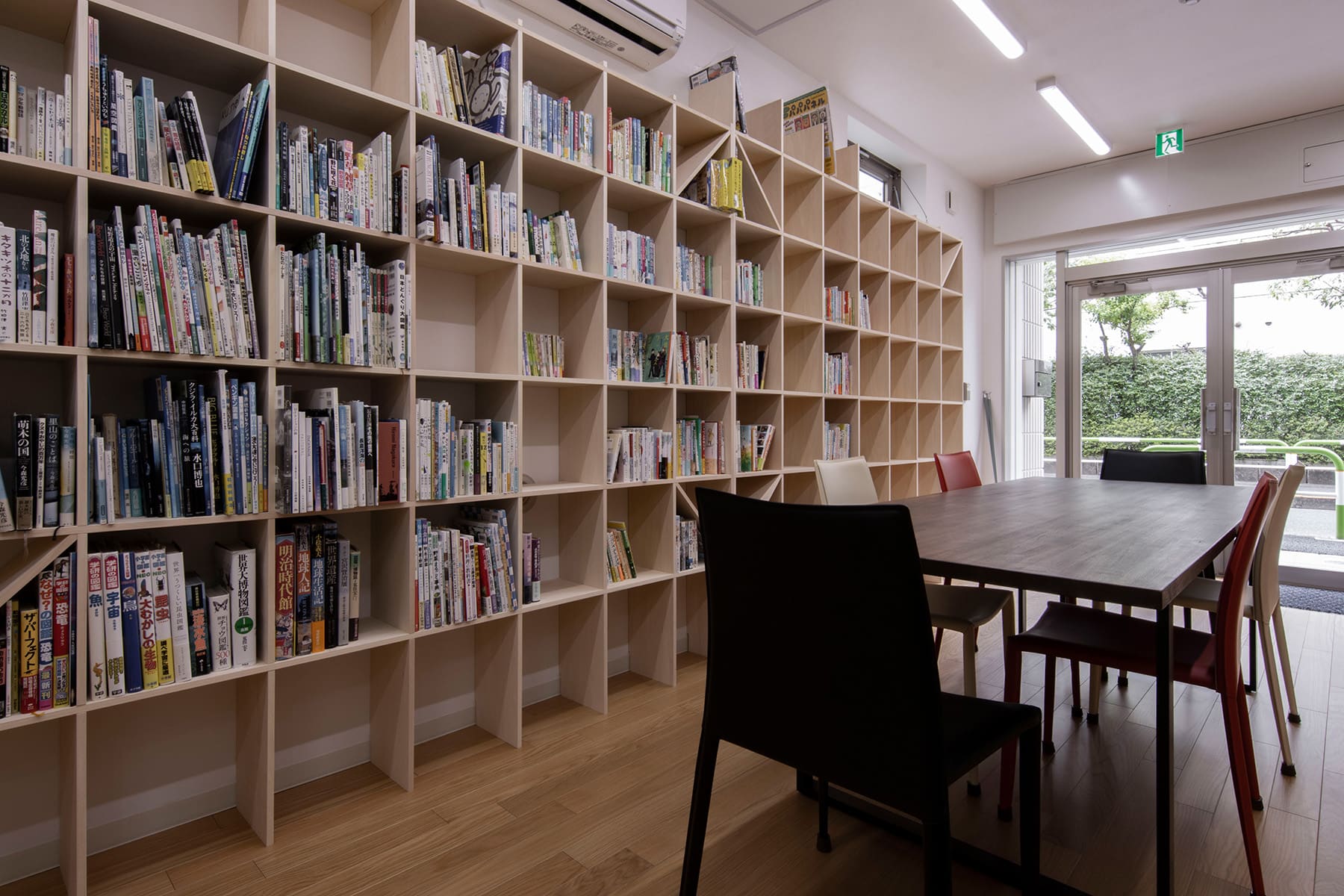 会議室兼図書室の空間に「Shelf 壁一面の本棚 奥行250mm」を連結して設置