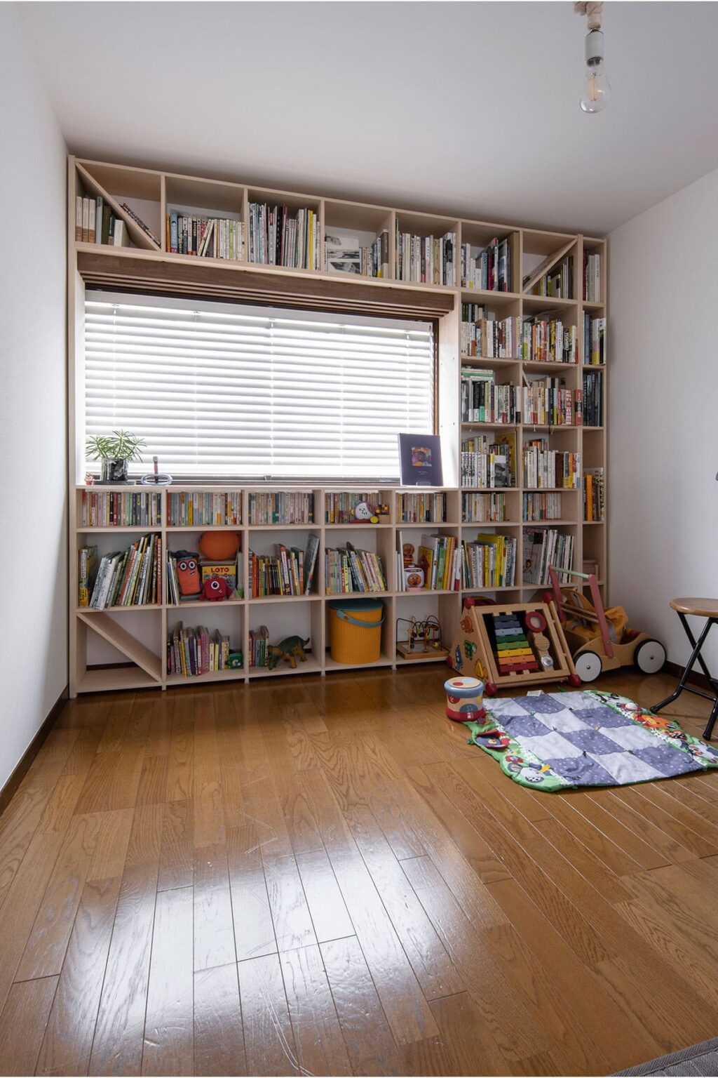 狭い部屋の収納レイアウト実例② 窓の形を保持して本棚を設置する