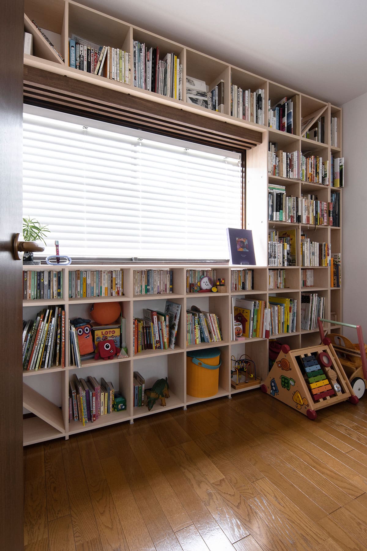 【File 766】窓の形を保持して本棚を設置する - Shelf 開口部のある本棚 - マルゲリータお客様事例