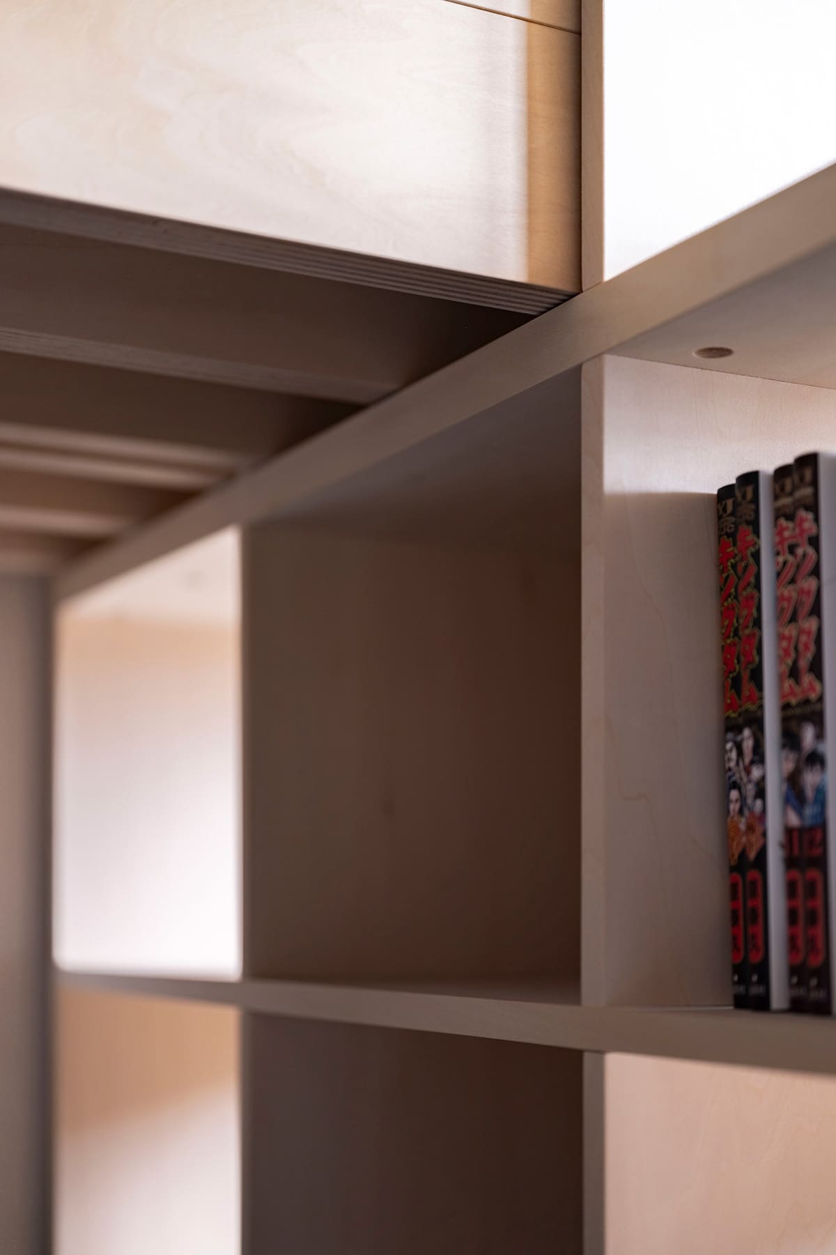 【File 775】2台の本棚をブリッジで繋ぐ - Shelf 壁一面の本棚 奥行350mm - マルゲリータお客様事例