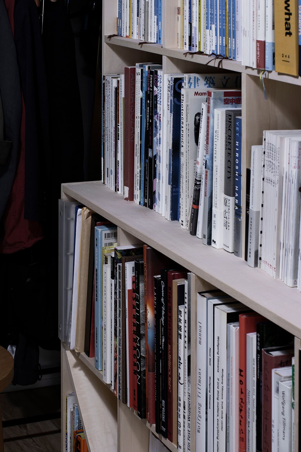 【File 781】ファミリークローゼットに本棚を設置 - Shelf 壁一面の本棚 奥行350mm- マルゲリータお客様事例