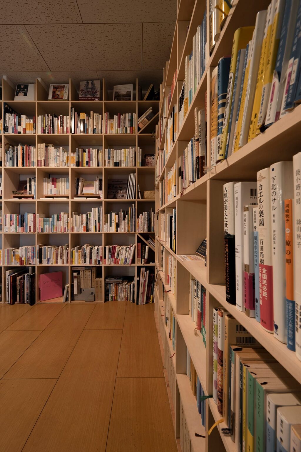 【File780】 書棚に囲まれたバー - Shelf 壁一面の本棚 奥行350mm- マルゲリータお客様事例