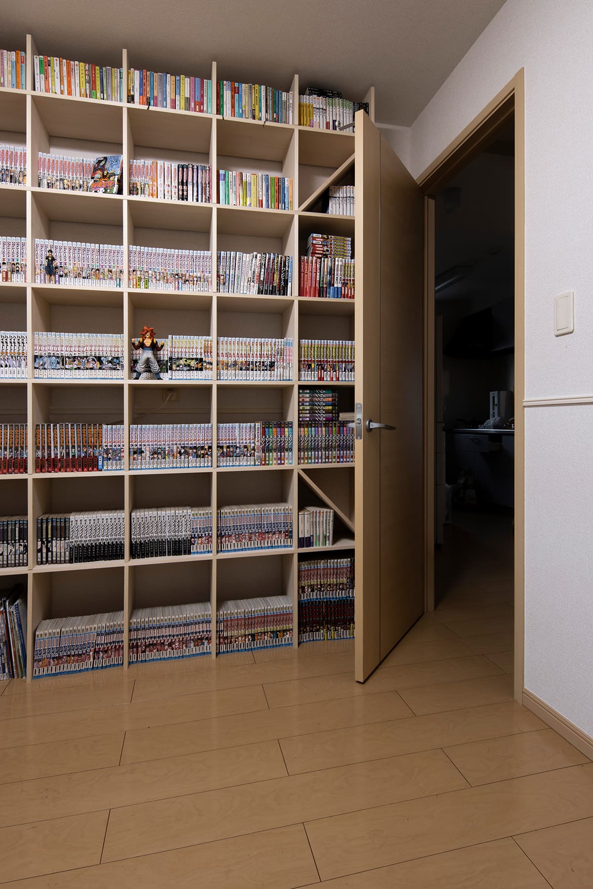 【File 800】3面の壁を本棚で囲う - Shelf 壁一面の本棚 奥行350mm - マルゲリータお客様事例