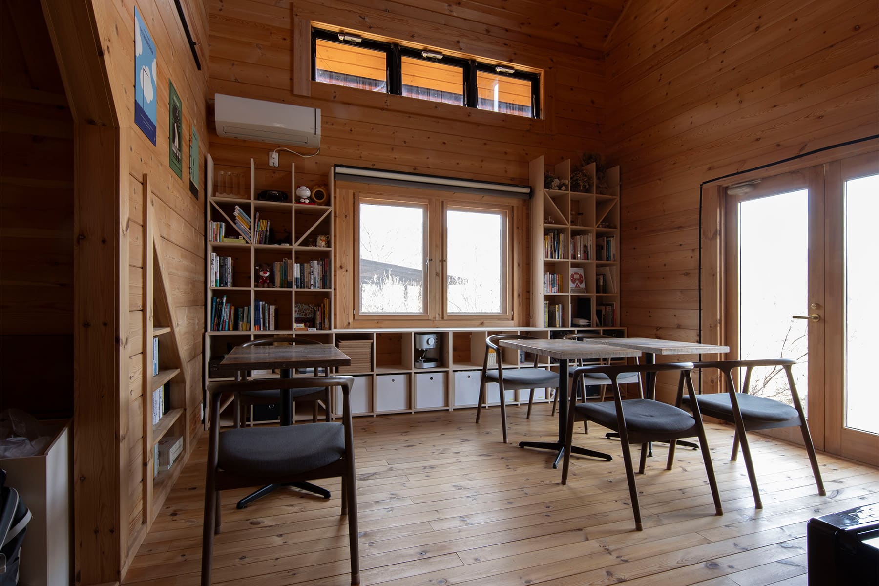 【File 813】ワタリドリのカフェ - Shelf 壁一面の本棚 - マルゲリータお客様事例