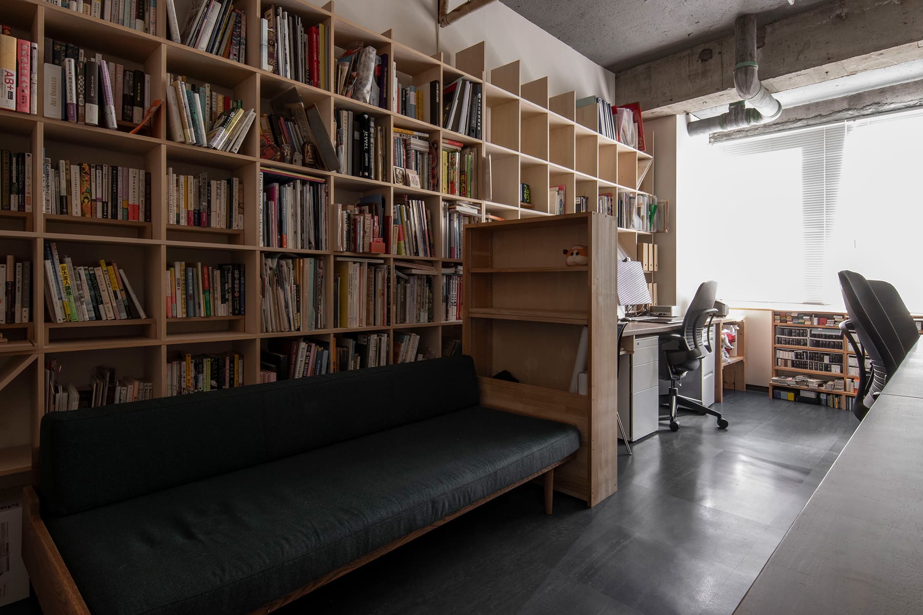 【File 814】お持ちの家具と組み合わせて上手に使う - Shelf 壁一面の本棚 奥行250mm - マルゲリータお客様事例