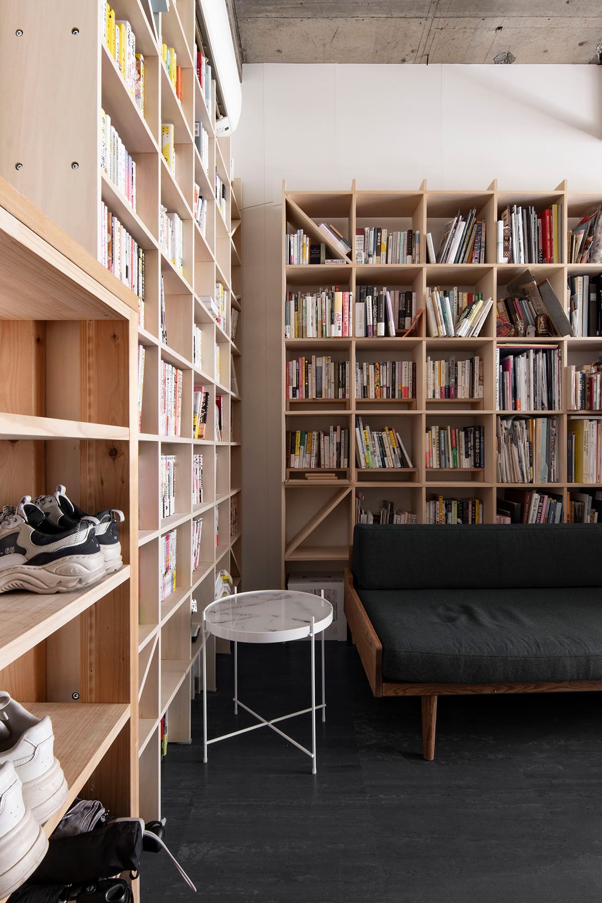 【File 814】お持ちの家具と組み合わせて上手に使う - Shelf 壁一面の本棚 奥行250mm - マルゲリータお客様事例