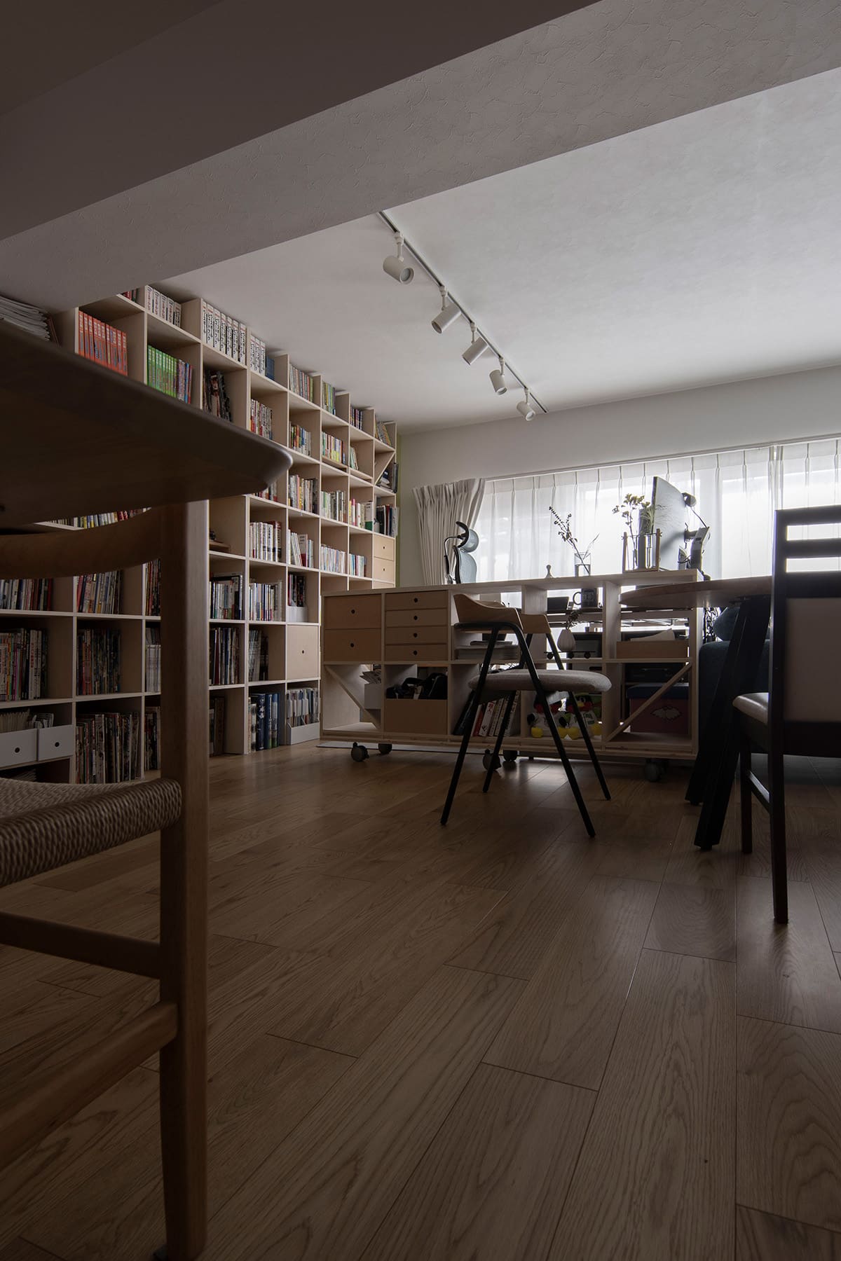 【File 816】大きなリビングにご夫婦それぞれの書斎を設ける - Shelf 壁一面の本棚奥行250mm - マルゲリータお客様事例