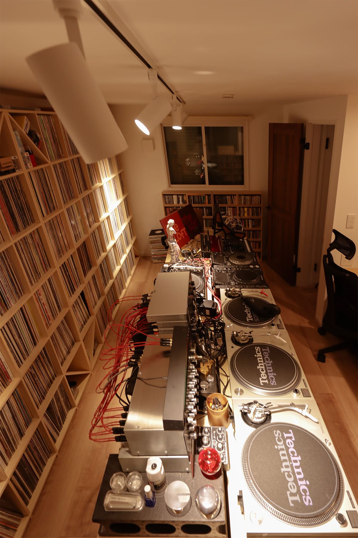 DJのレコード棚 - Shelf 壁一面の本棚 奥行350mm - マルゲリータお客様事例