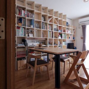 リビングボードとダイニングテーブル - Shelf 壁一面の本棚 奥行250mm/Tavola ダイニングテーブル スチール脚（SL） - マルゲリータお客様事例