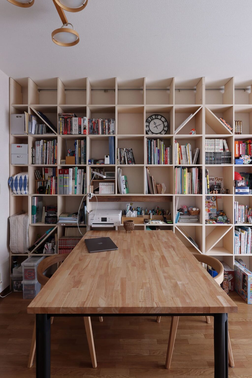 リビングボードとダイニングテーブル - Shelf 壁一面の本棚 奥行250mm/Tavola ダイニングテーブル スチール脚(SL) - マルゲリータお客様事例