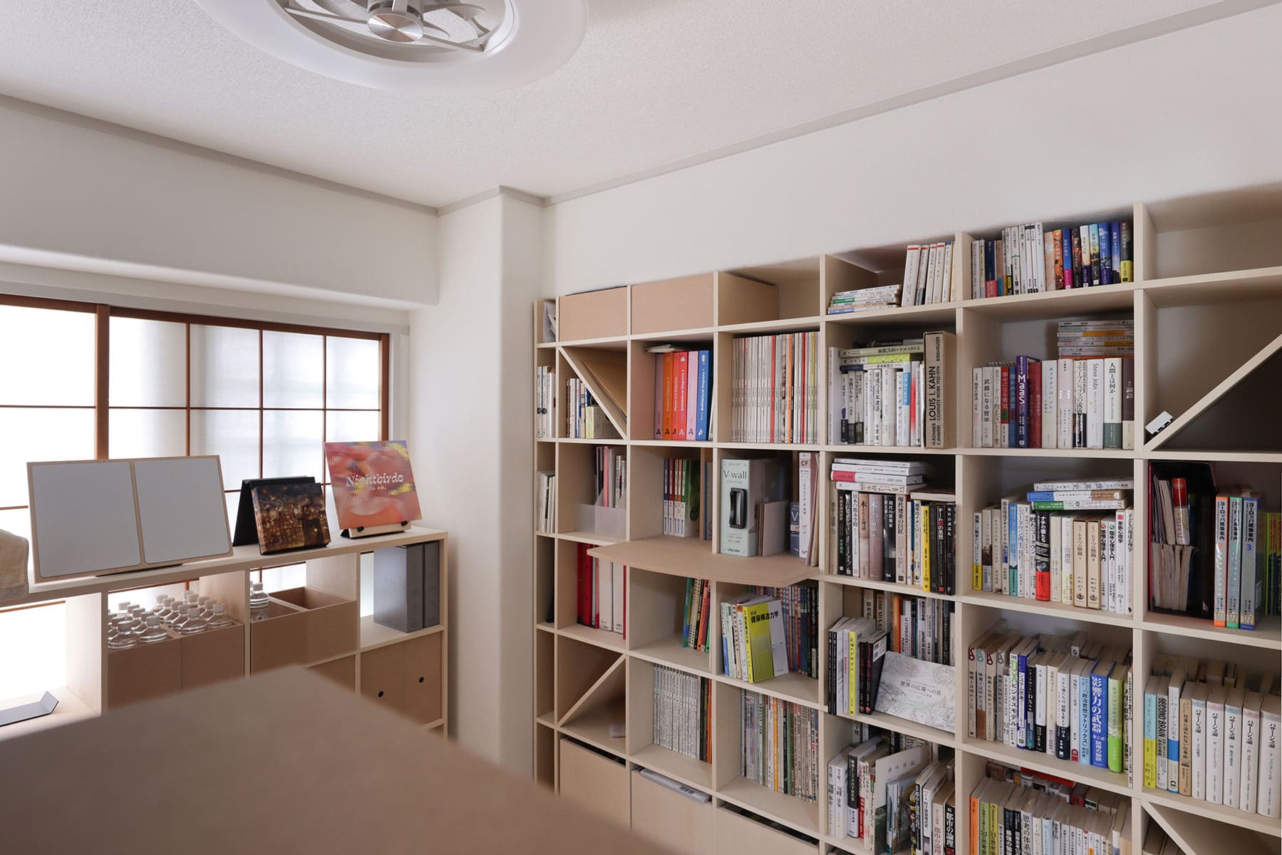 【File 932】- Shelf 壁一面の本棚 奥行350mm / ロータイプ本棚 移動式 - マルゲリータお客様事例