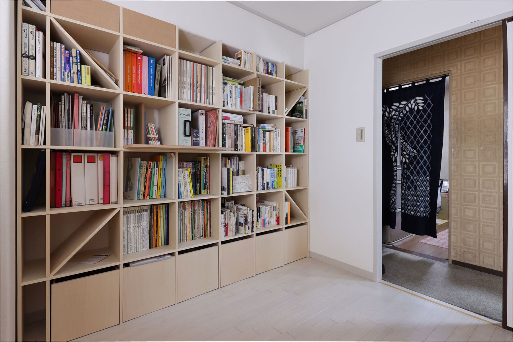 【File 932】- Shelf 壁一面の本棚 奥行350mm / ロータイプ本棚 移動式 - マルゲリータお客様事例