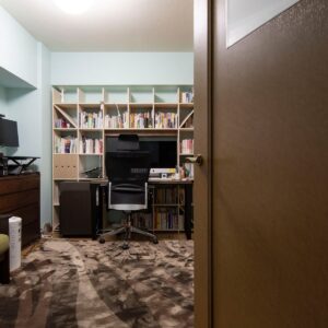 「書斎のデスクをおしゃれにしたい」大人も子どもも使える木製デスク事例を紹介