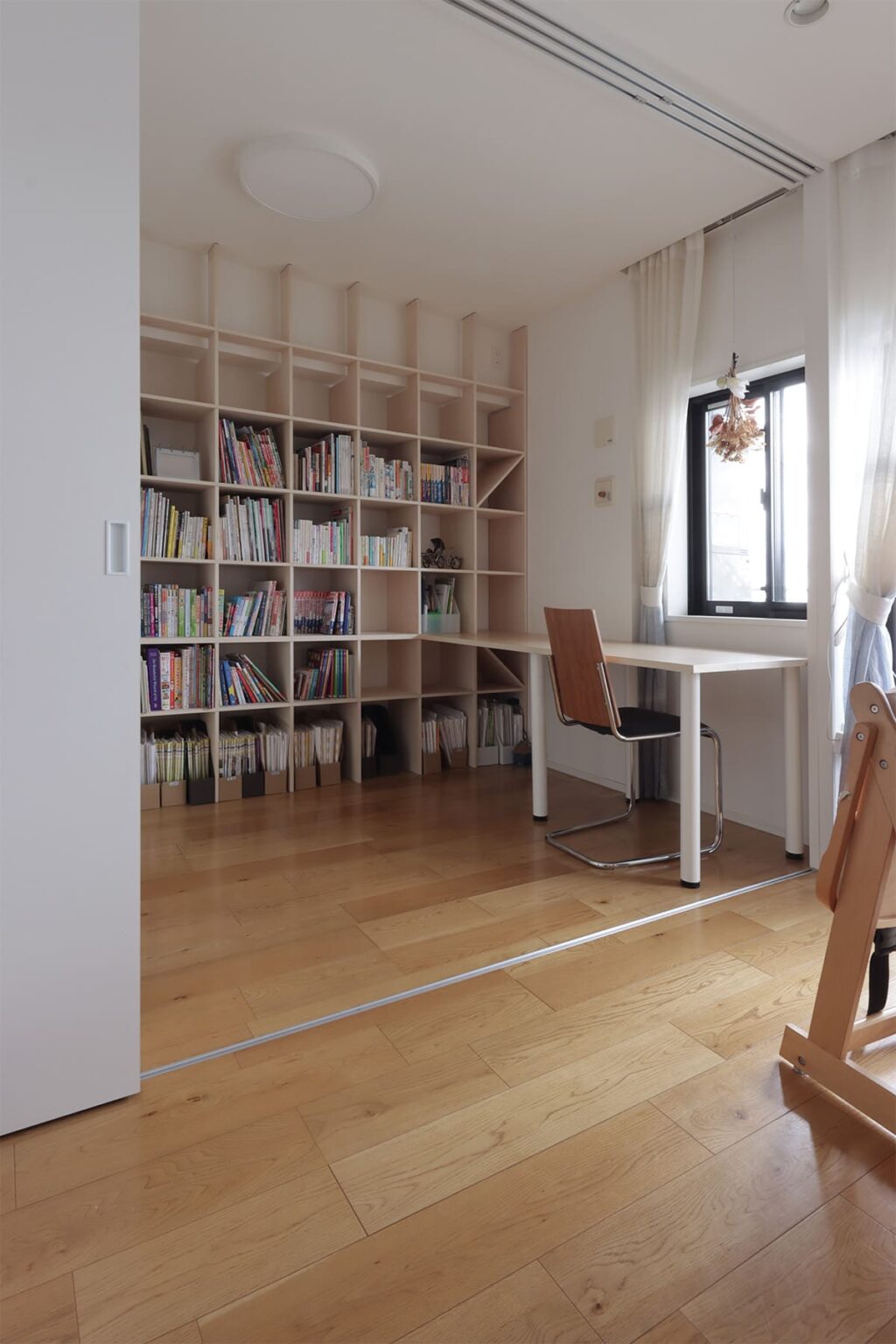 棚付きデスクのおすすめ7選 おしゃれな本棚と机の一体型家具の事例を紹介