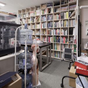 【File 937】東京大学 核医学イメージングの研究室に　- Shelf 壁一面の本棚 奥行250mm - マルゲリータお客様事例