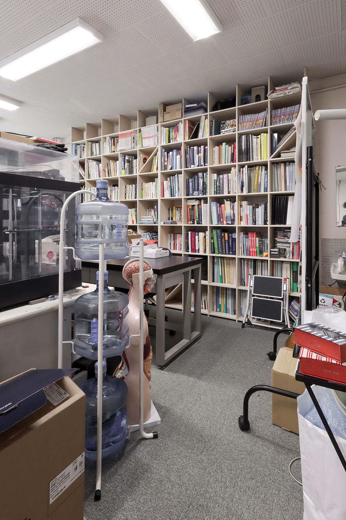 【File 937】東京大学 核医学イメージングの研究室に　- Shelf 壁一面の本棚 奥行250mm - マルゲリータお客様事例