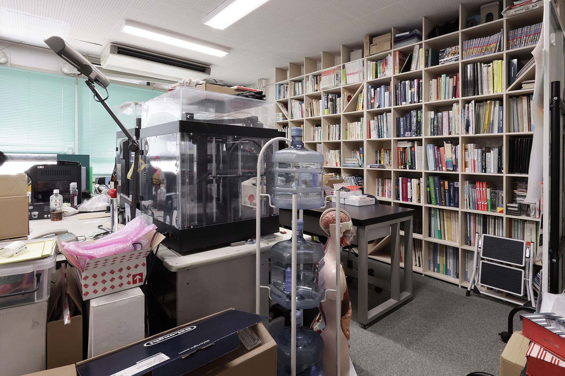 【File 937】東京大学 核医学イメージングの研究室に - Shelf 壁一面の本棚 奥行250mm - マルゲリータお客様事例