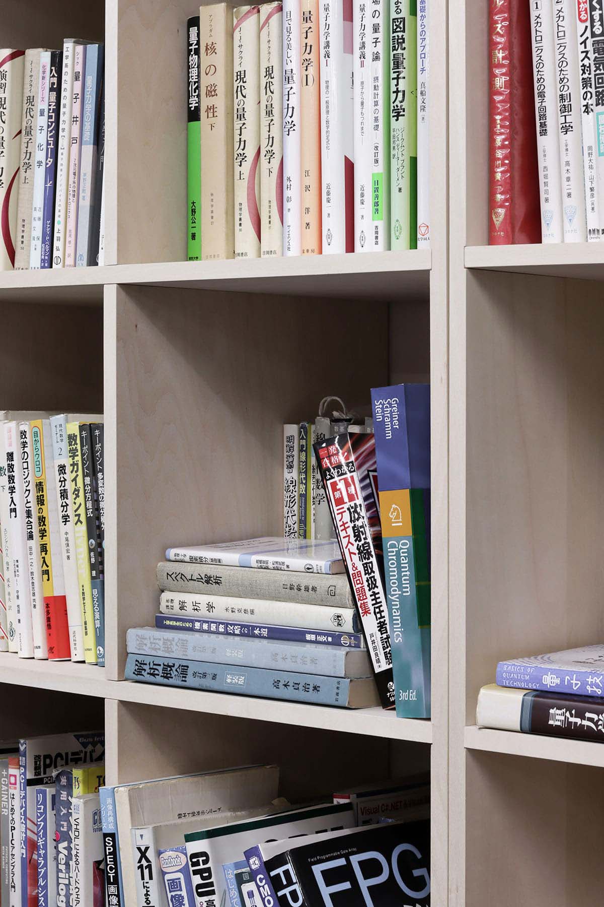 【File 937】東京大学 核医学イメージングの研究室に - Shelf 壁一面の本棚 奥行250mm - マルゲリータお客様事例