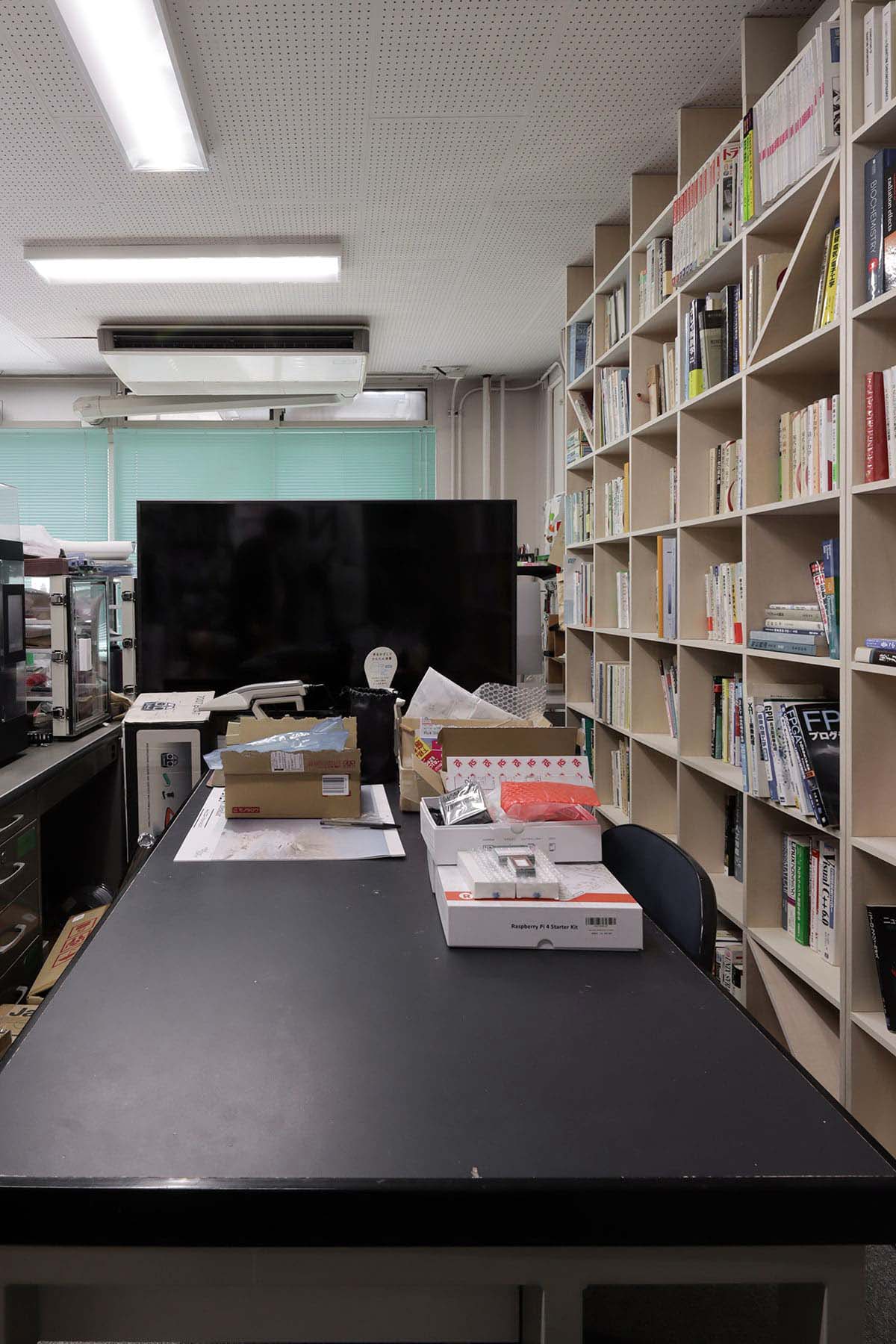【File 937】東京大学 核医学イメージングの研究室に - Shelf 壁一面の本棚 奥行250mm - マルゲリータお客様事例