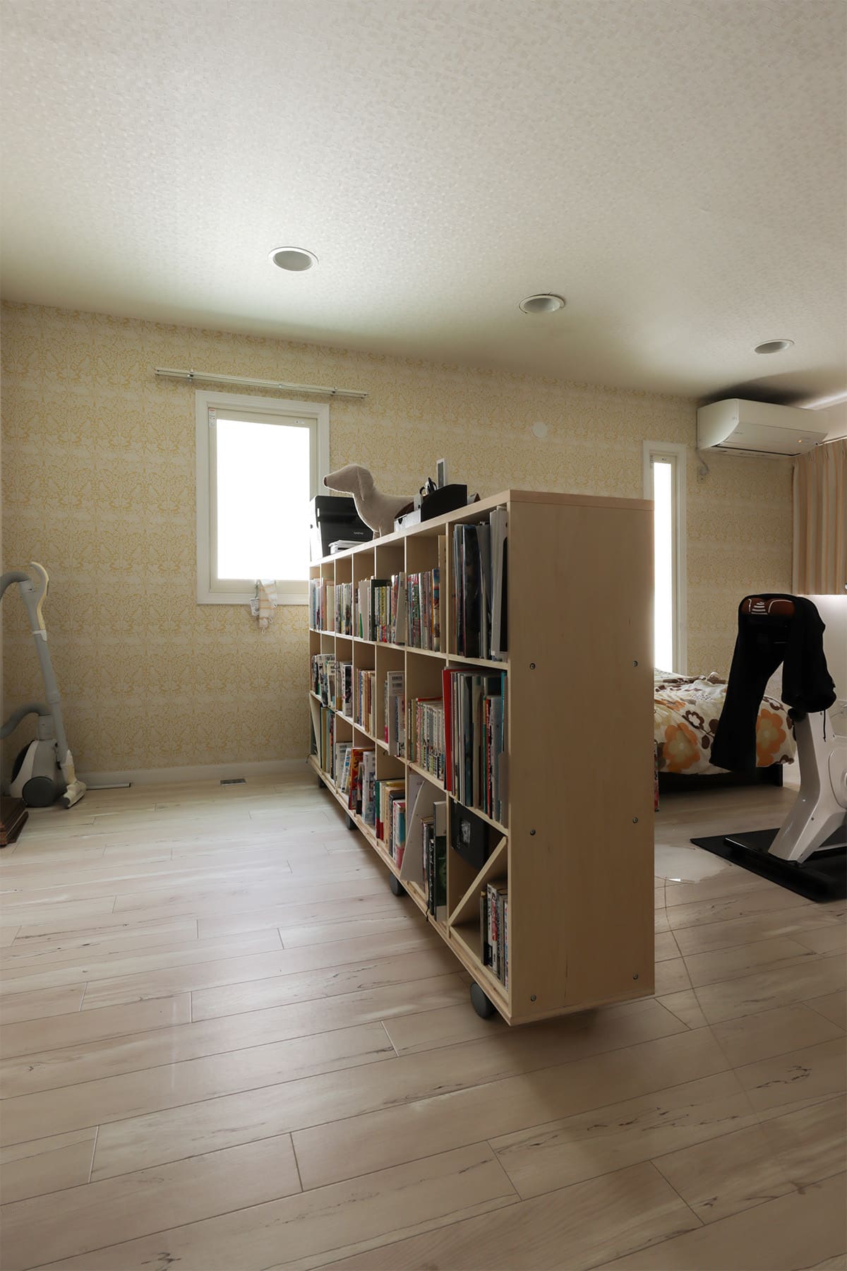 寝室の間仕切り本棚 - Shelf ロータイプ本棚 移動式 - マルゲリータお客様事例