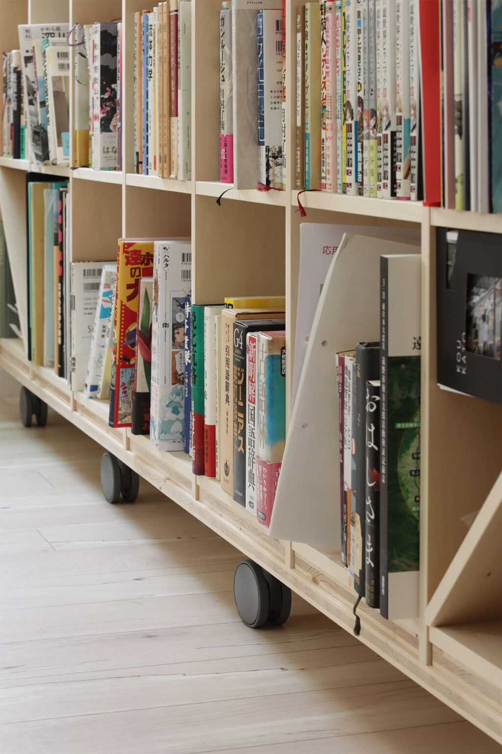 寝室の間仕切り本棚 - Shelf ロータイプ本棚 移動式 - マルゲリータお客様事例