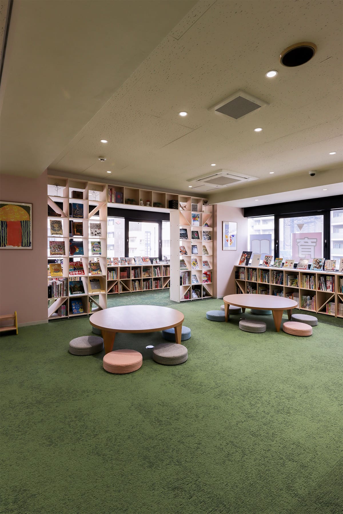本に囲まれた民間学童「キッズライブラリー」 - Shelf 壁一面の本棚 奥行350 / ロータイプ本棚 - マルゲリータお客様事例