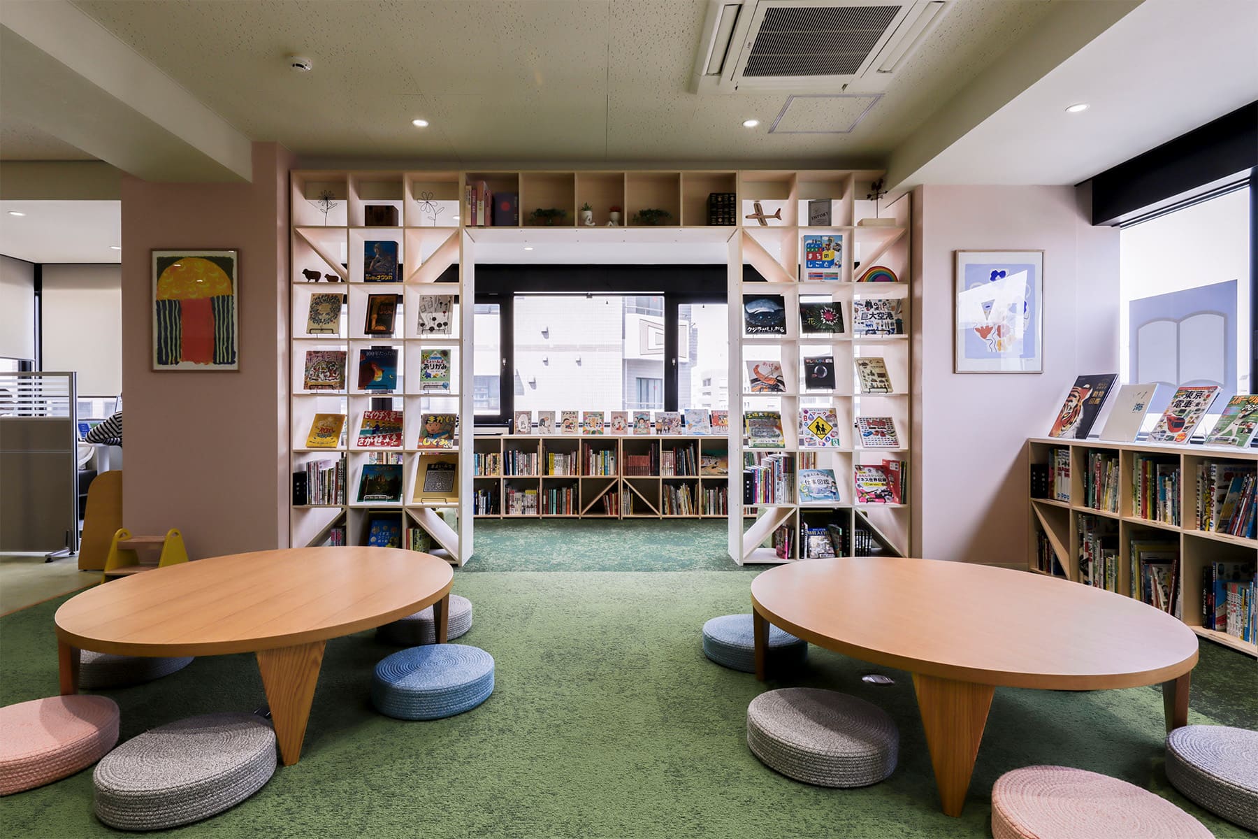 本に囲まれた民間学童「キッズライブラリー」 - Shelf 壁一面の本棚 奥行350 / ロータイプ本棚 - マルゲリータお客様事例