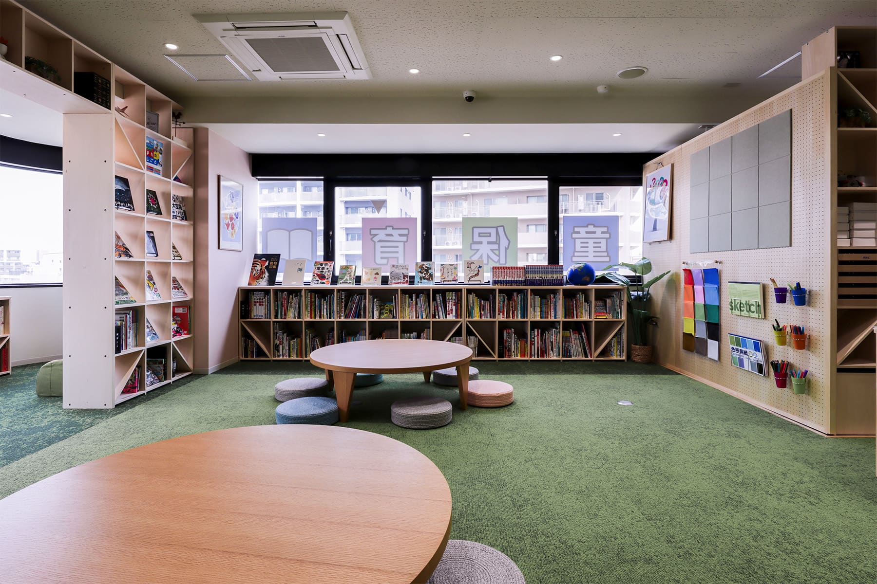 本に囲まれた民間学童「キッズライブラリー」 - Shelf 壁一面の本棚 奥行350 / ロータイプ本棚 - マルゲリータお客様事例