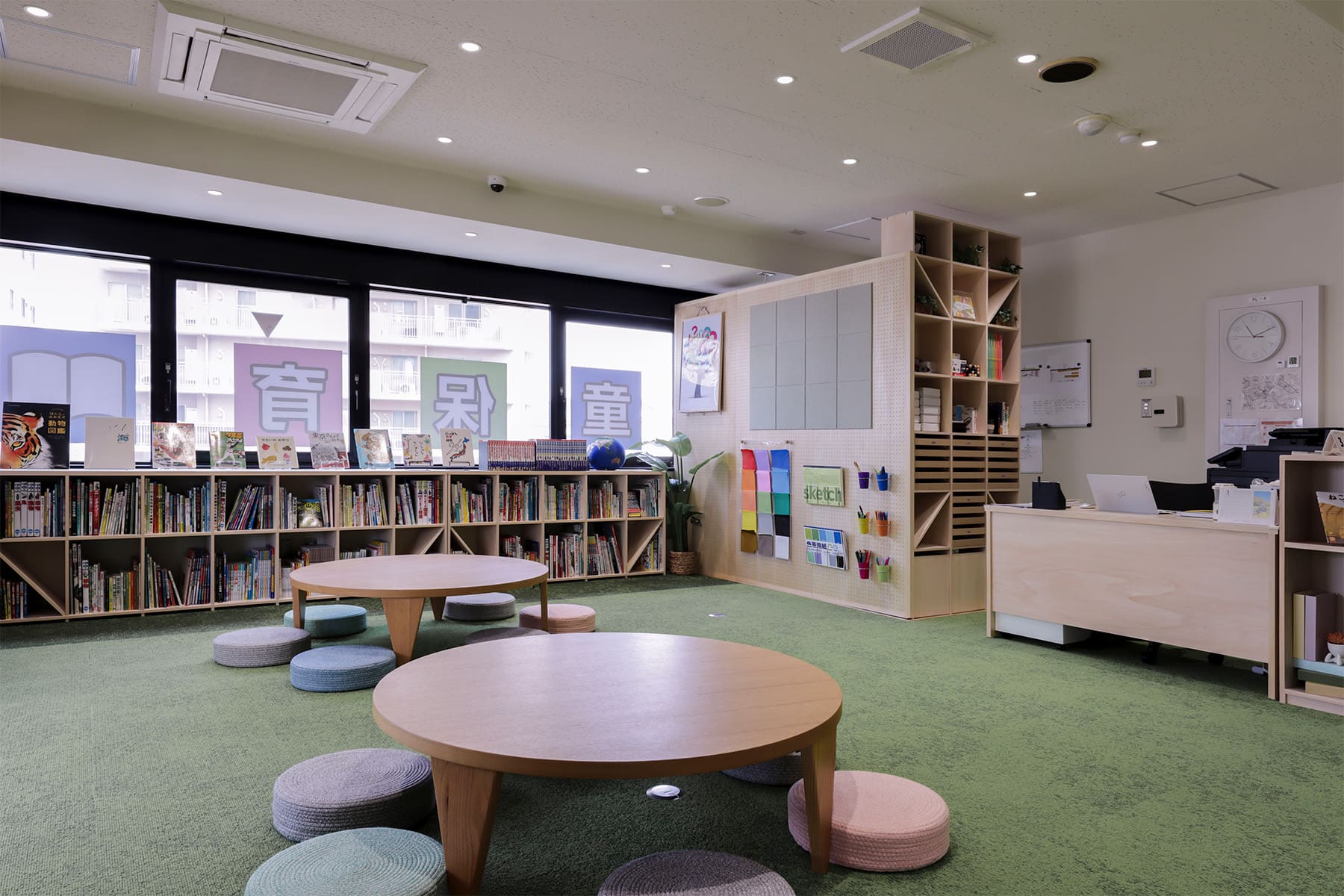 本に囲まれた民間学童「キッズライブラリー」 - Shelf 壁一面の本棚 奥行350 / ロータイプ本棚 - マルゲリータお客様事例