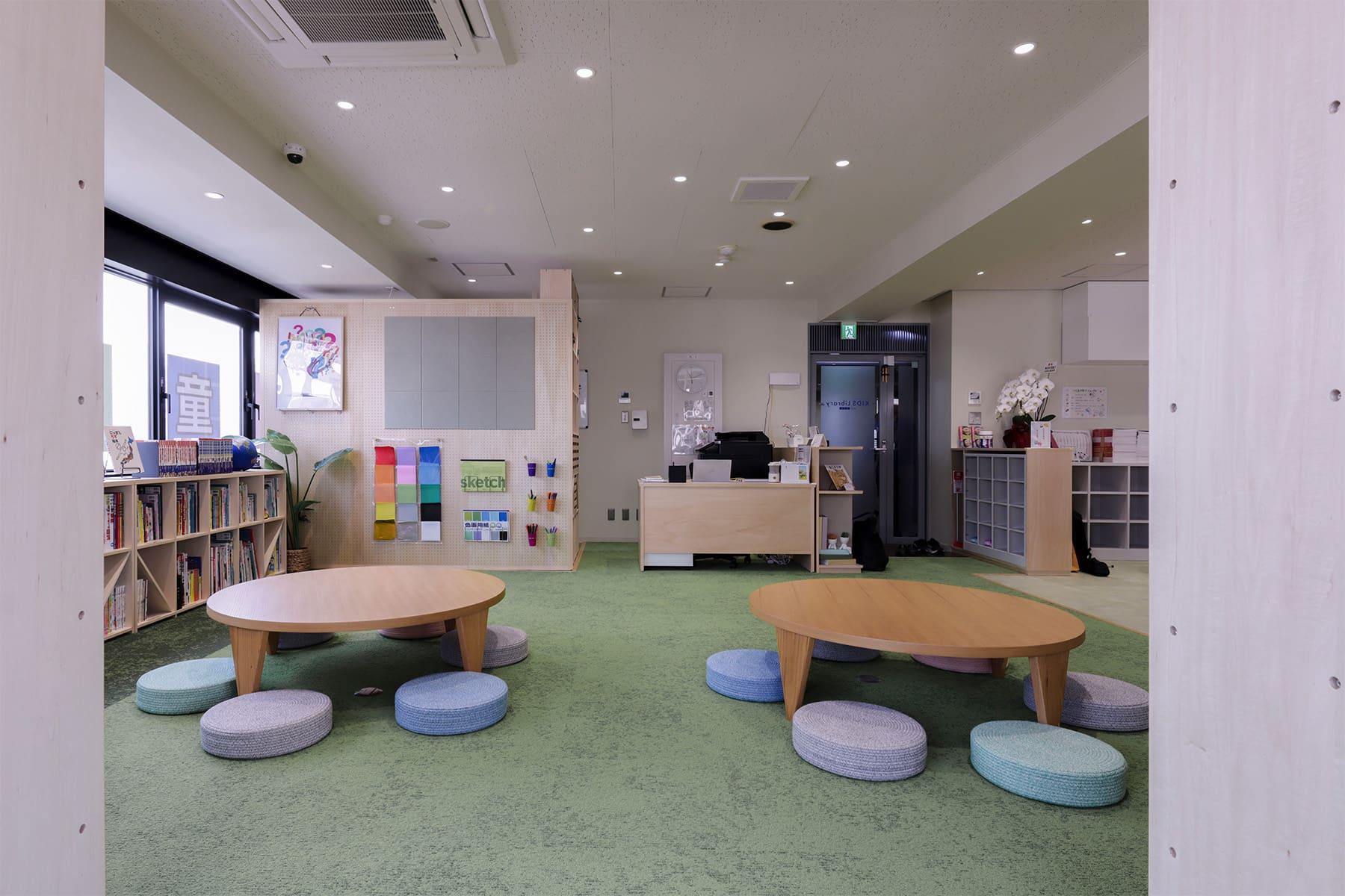 本に囲まれた民間学童「キッズライブラリー」 - Shelf 壁一面の本棚 奥行350 / ロータイプ本棚 - マルゲリータお客様事例