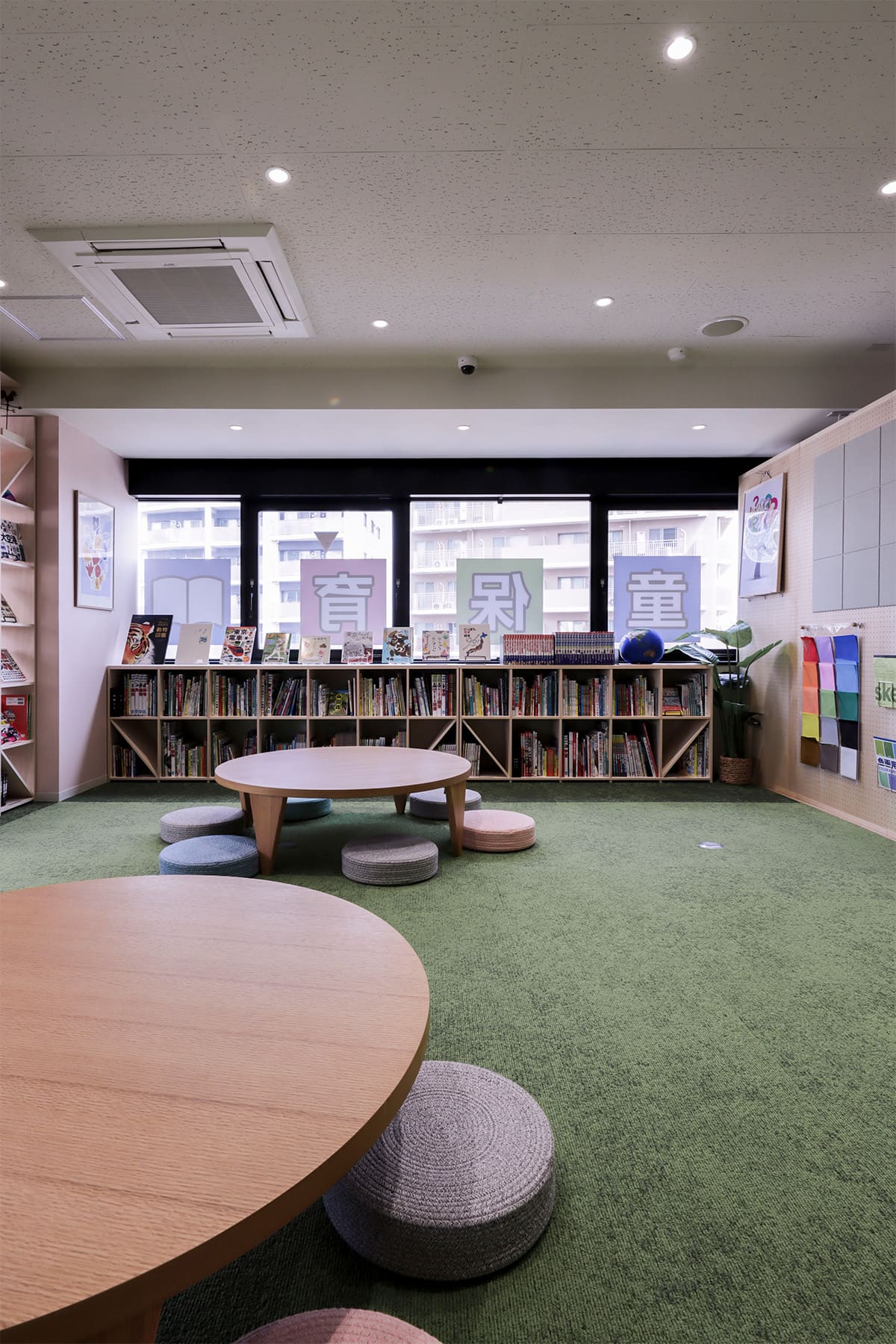 本に囲まれた民間学童「キッズライブラリー」 - Shelf 壁一面の本棚 奥行350 / ロータイプ本棚 - マルゲリータお客様事例