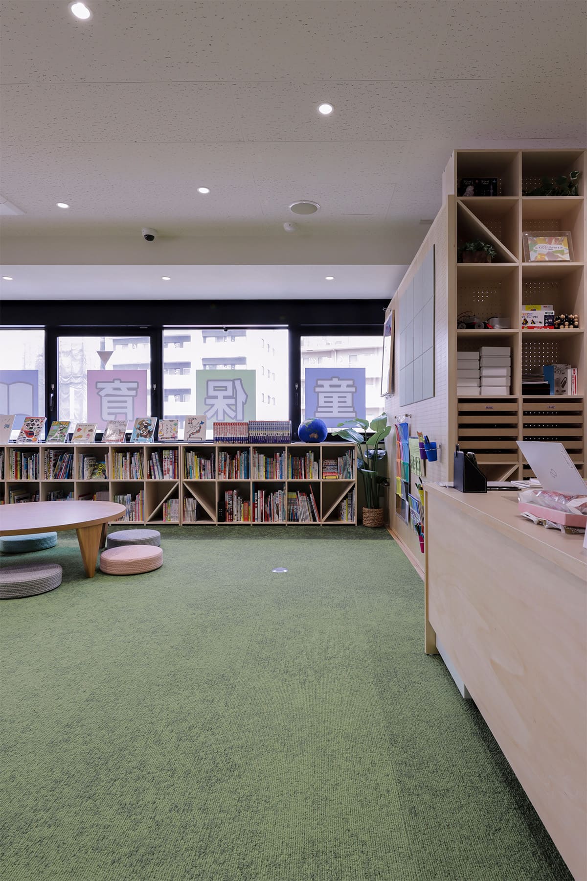 本に囲まれた民間学童「キッズライブラリー」 - Shelf 壁一面の本棚 奥行350 / ロータイプ本棚 - マルゲリータお客様事例