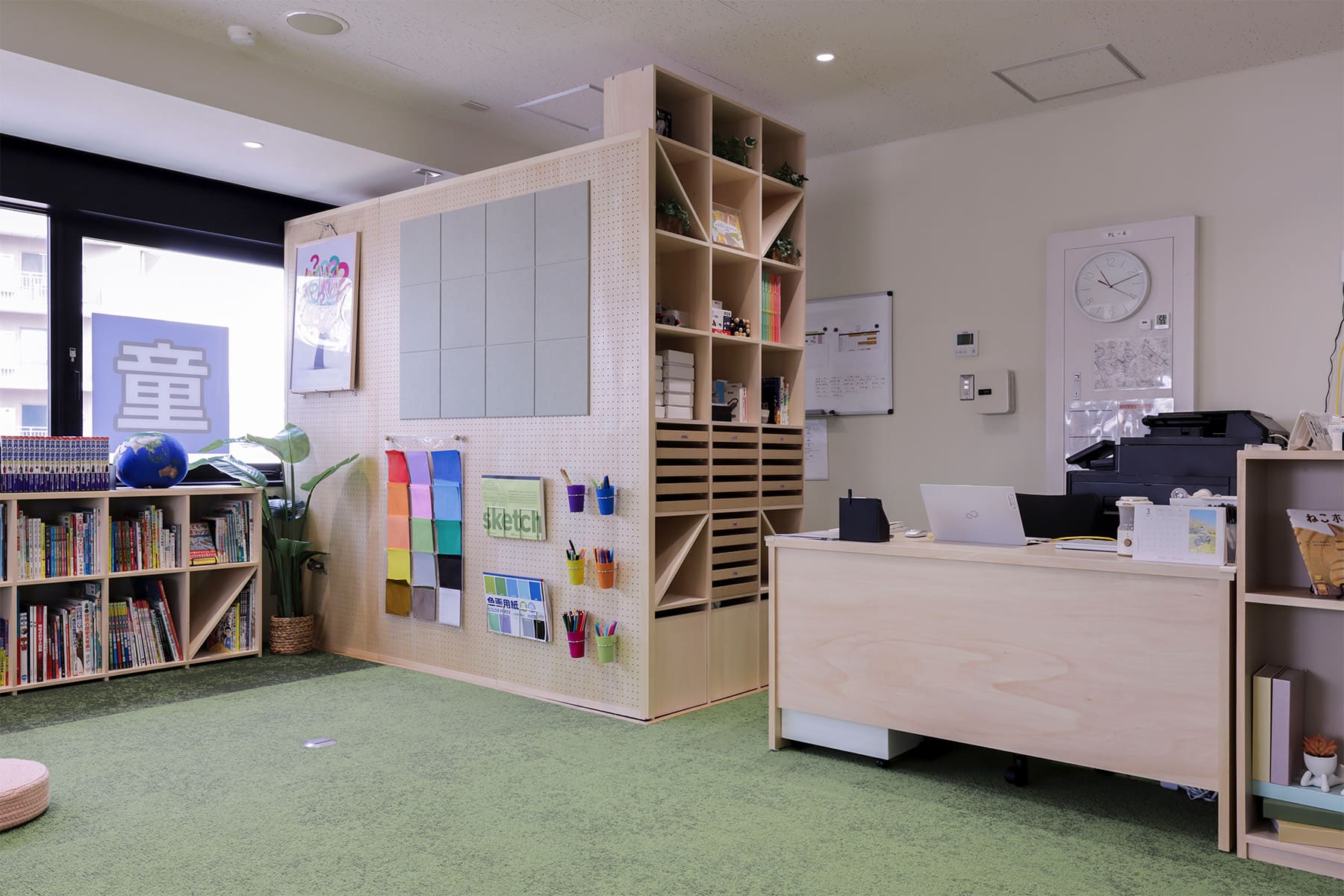 本に囲まれた民間学童「キッズライブラリー」 - Shelf 壁一面の本棚 奥行350 / ロータイプ本棚 - マルゲリータお客様事例