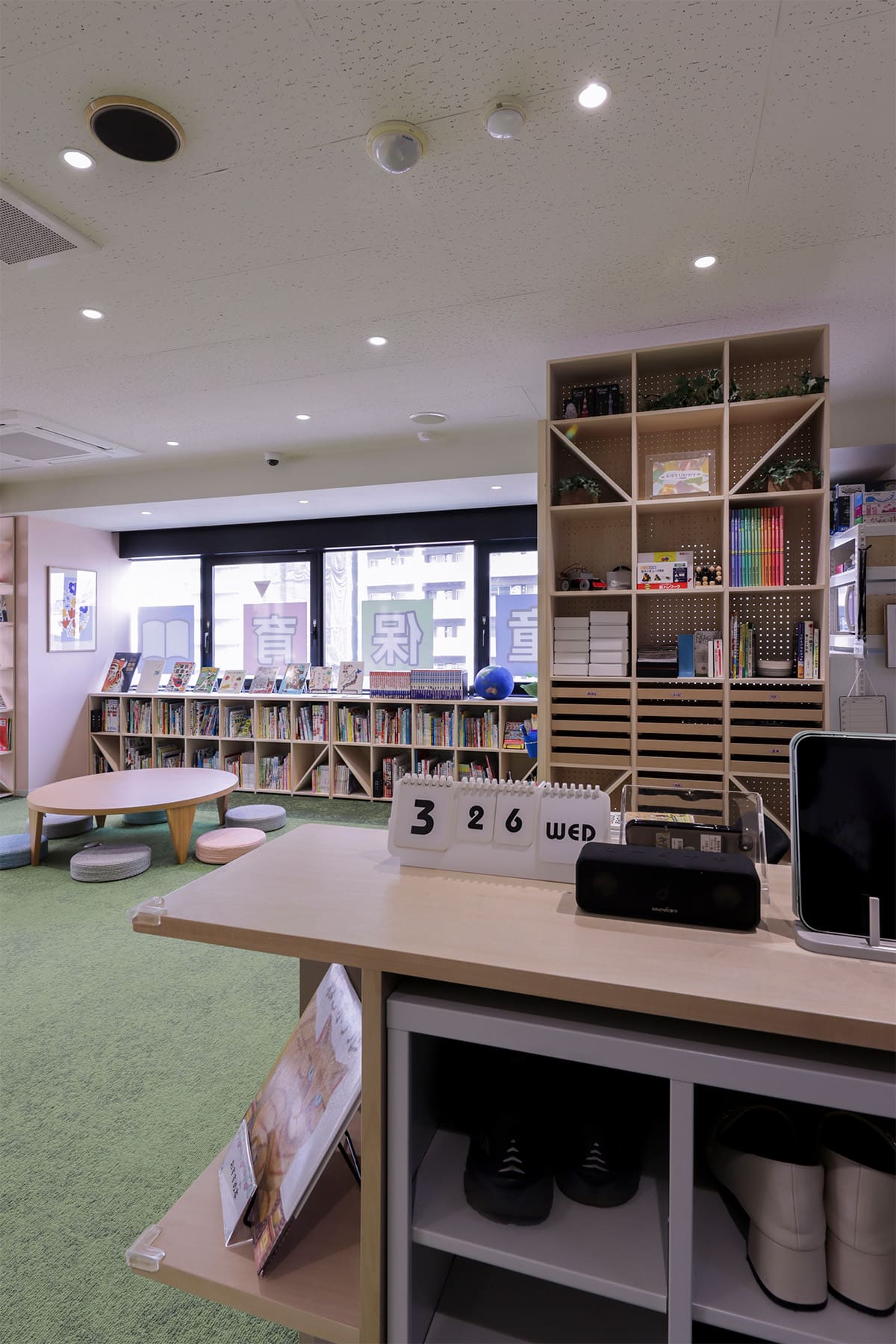 本に囲まれた民間学童「キッズライブラリー」 - Shelf 壁一面の本棚 奥行350 / ロータイプ本棚 - マルゲリータお客様事例