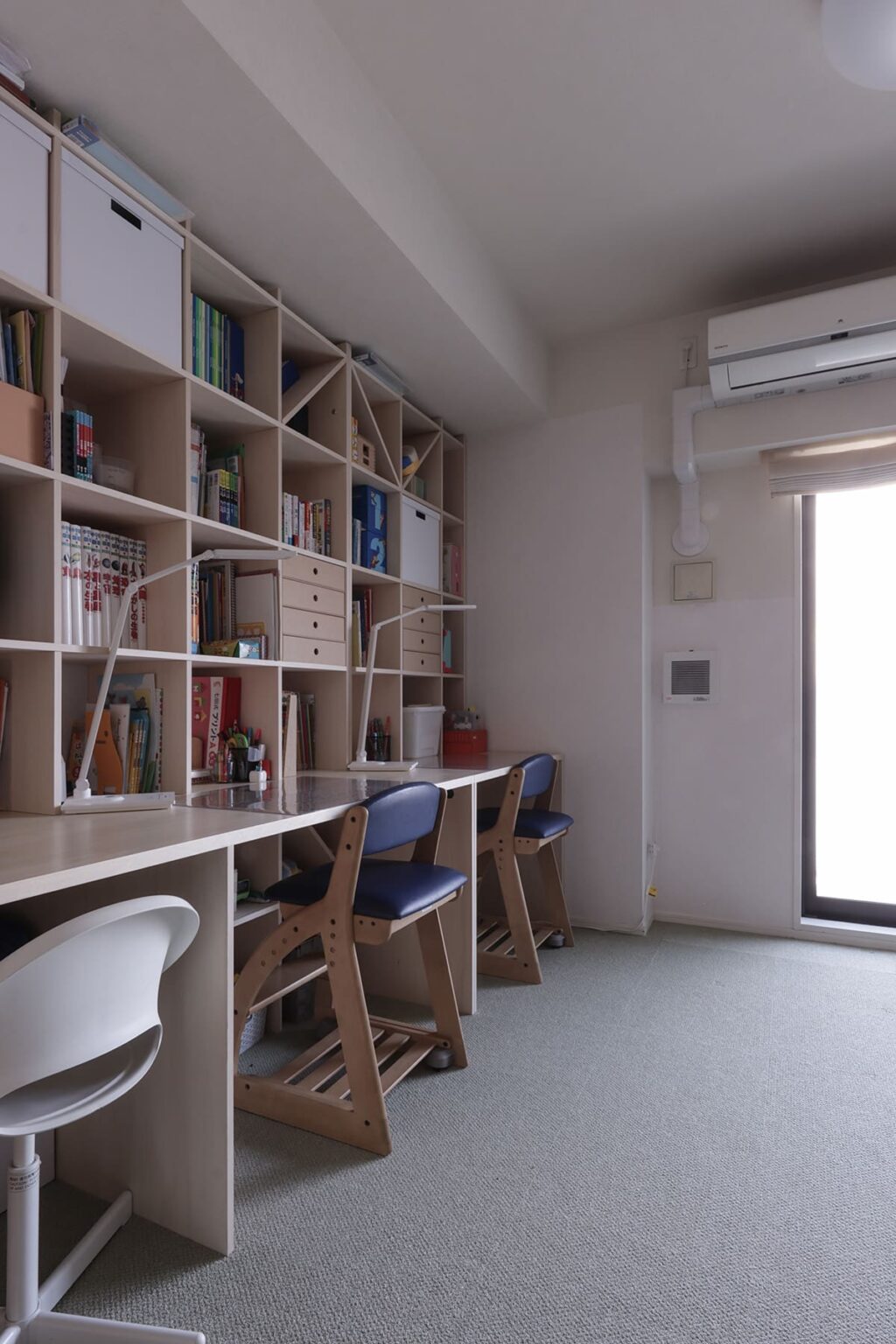 収納家具のアイデア活用実例④ 3人兄弟の子供部屋 カウンター付き本棚