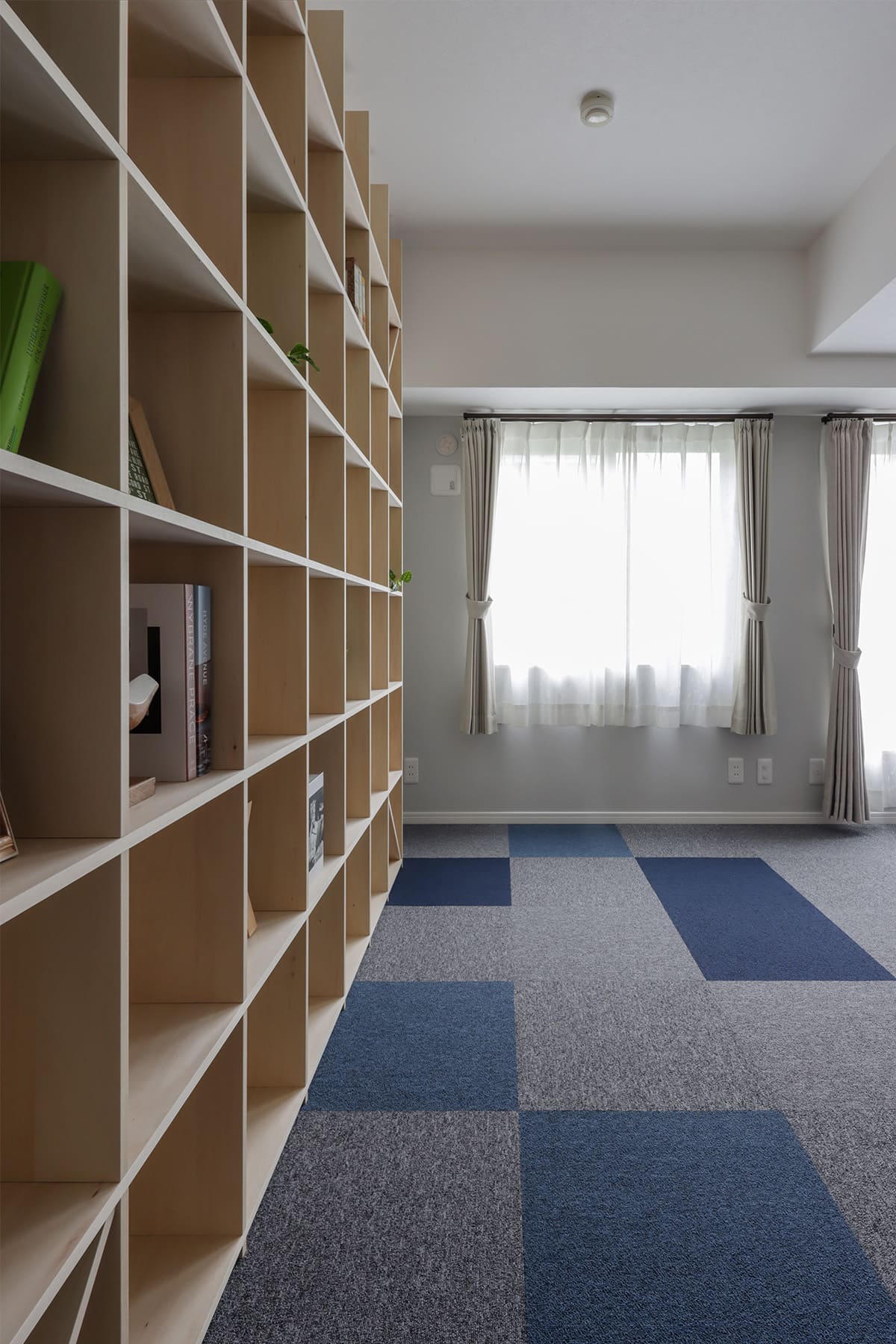 新松戸のマンションリフォーム - Shelf 壁一面の本棚 奥行350 - マルゲリータお客様事例