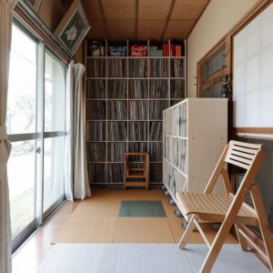 レコード棚 - Shelf 壁一面の本棚 奥行350mm / ロータイプ式本棚 移動式 - マルゲリータお客様事例