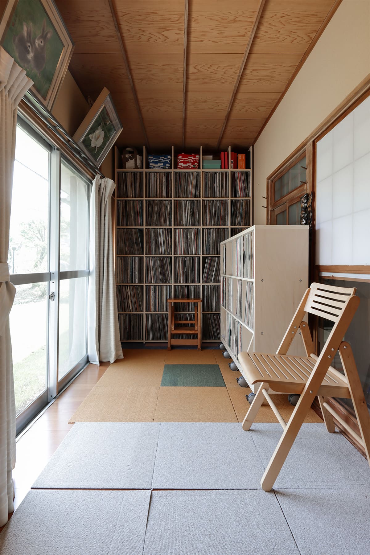 レコード棚 - Shelf 壁一面の本棚 奥行350mm / ロータイプ式本棚 移動式 - マルゲリータお客様事例