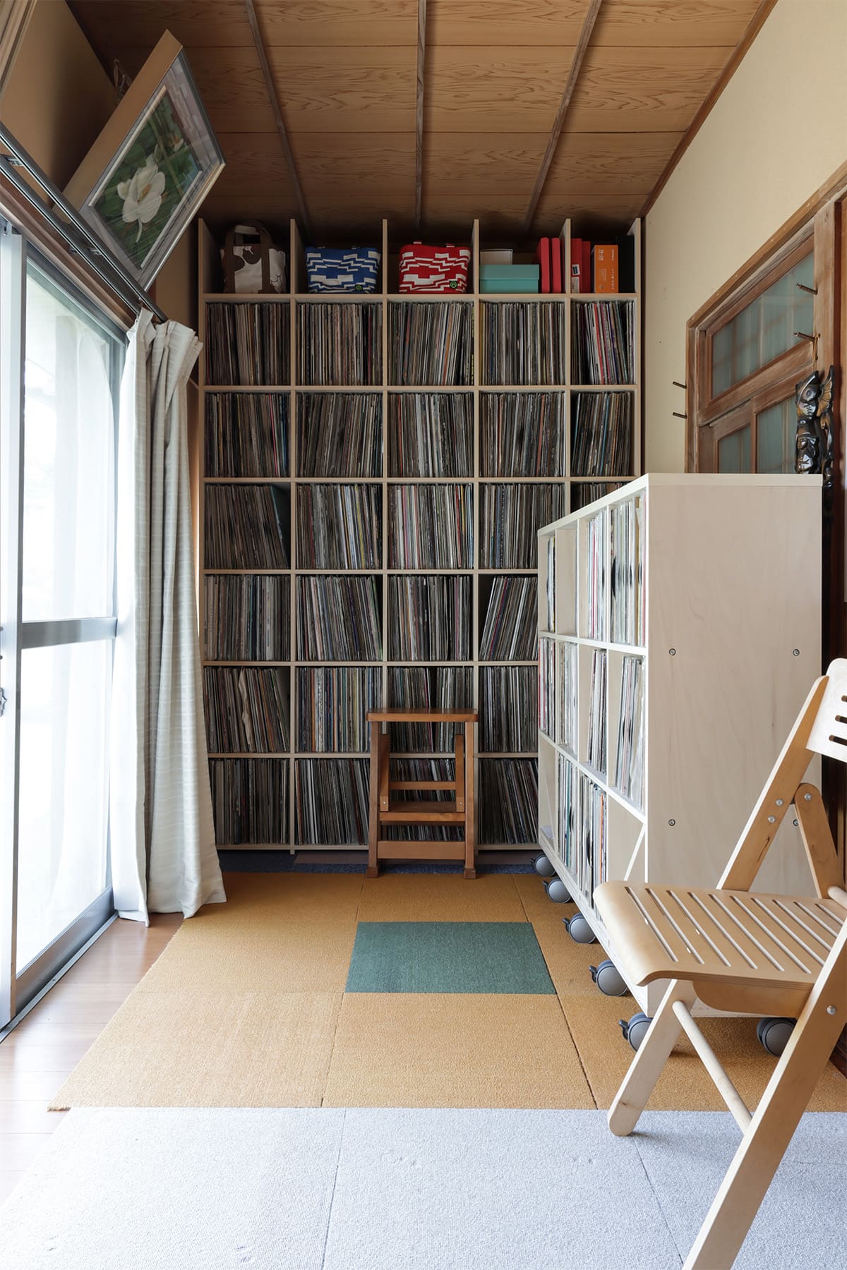 レコード棚 - Shelf 壁一面の本棚 奥行350mm / ロータイプ式本棚 移動式 - マルゲリータお客様事例