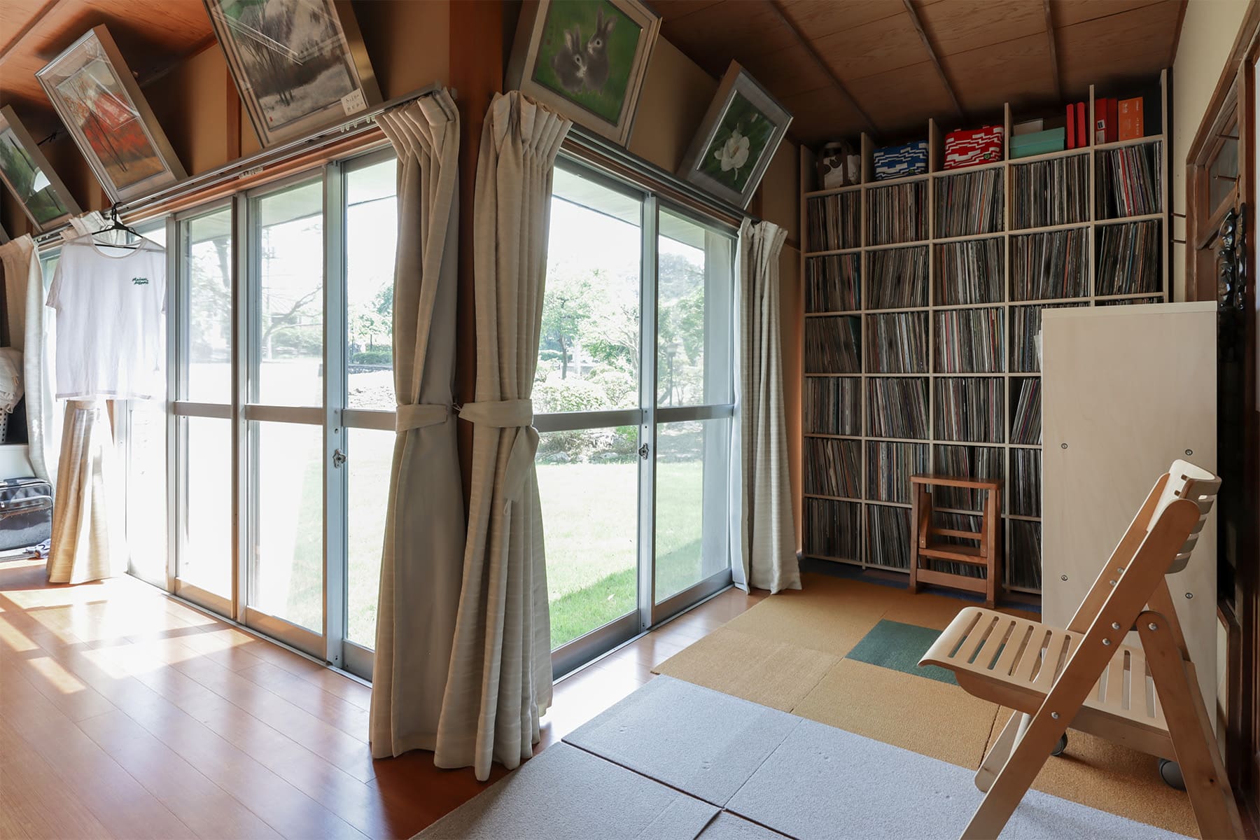 レコード棚 - Shelf 壁一面の本棚 奥行350mm / ロータイプ式本棚 移動式 - マルゲリータお客様事例