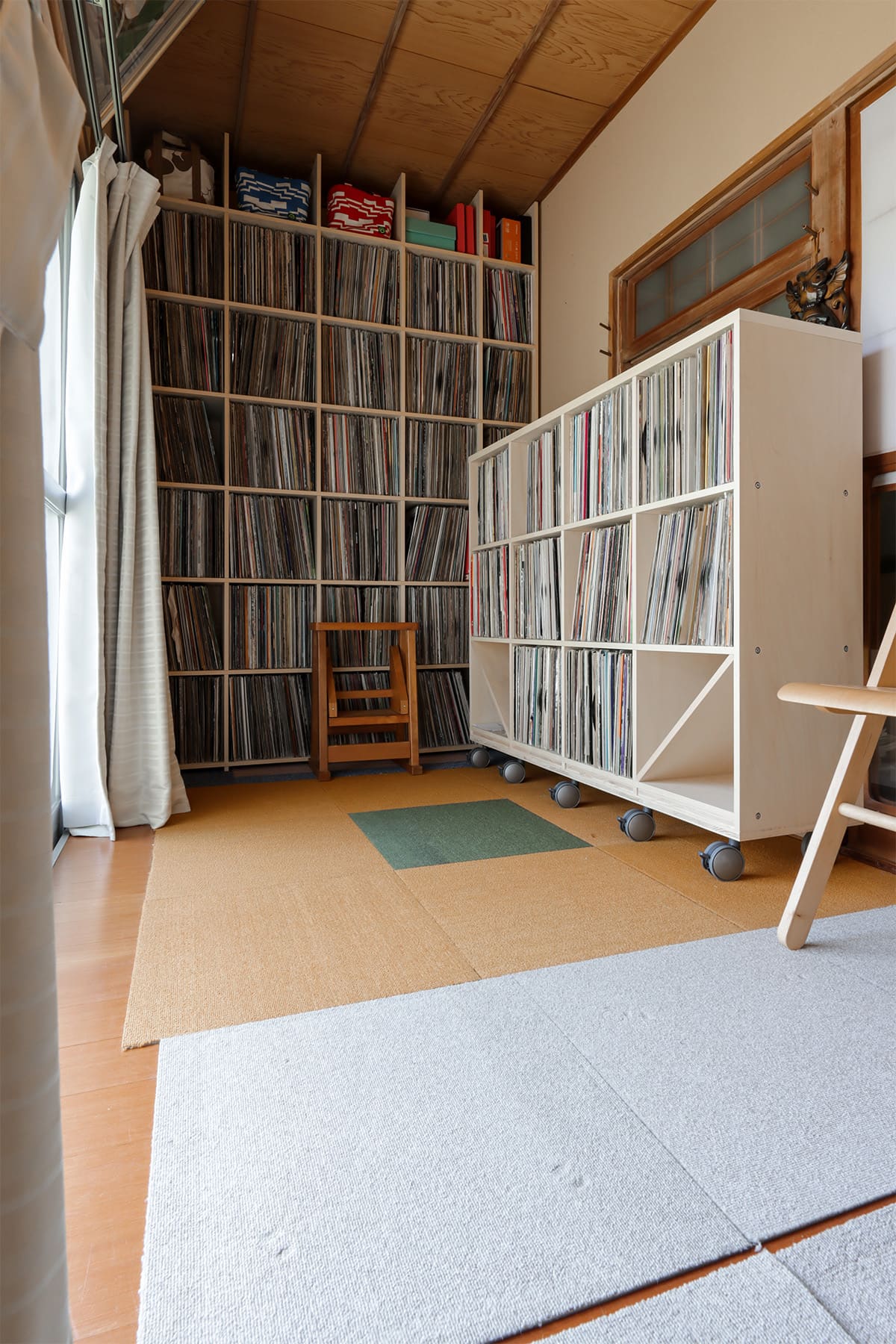 レコード棚 - Shelf 壁一面の本棚 奥行350mm / ロータイプ式本棚 移動式 - マルゲリータお客様事例
