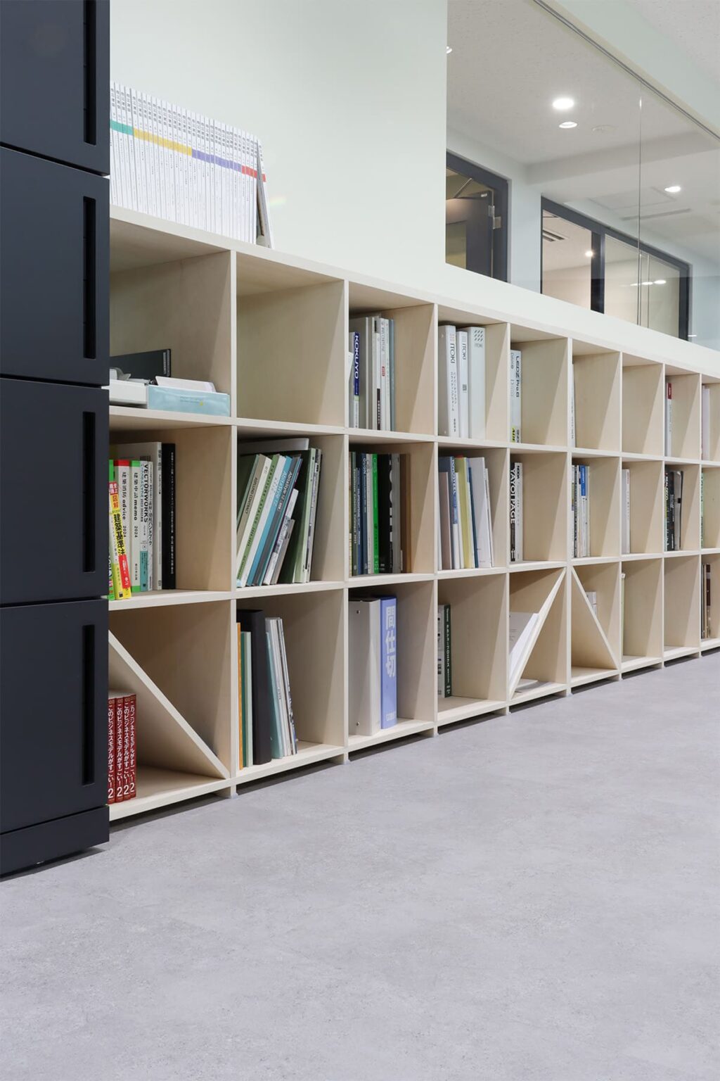 オフィスの資料棚 - Shelf ロータイプ式本棚 - マルゲリータお客様事例