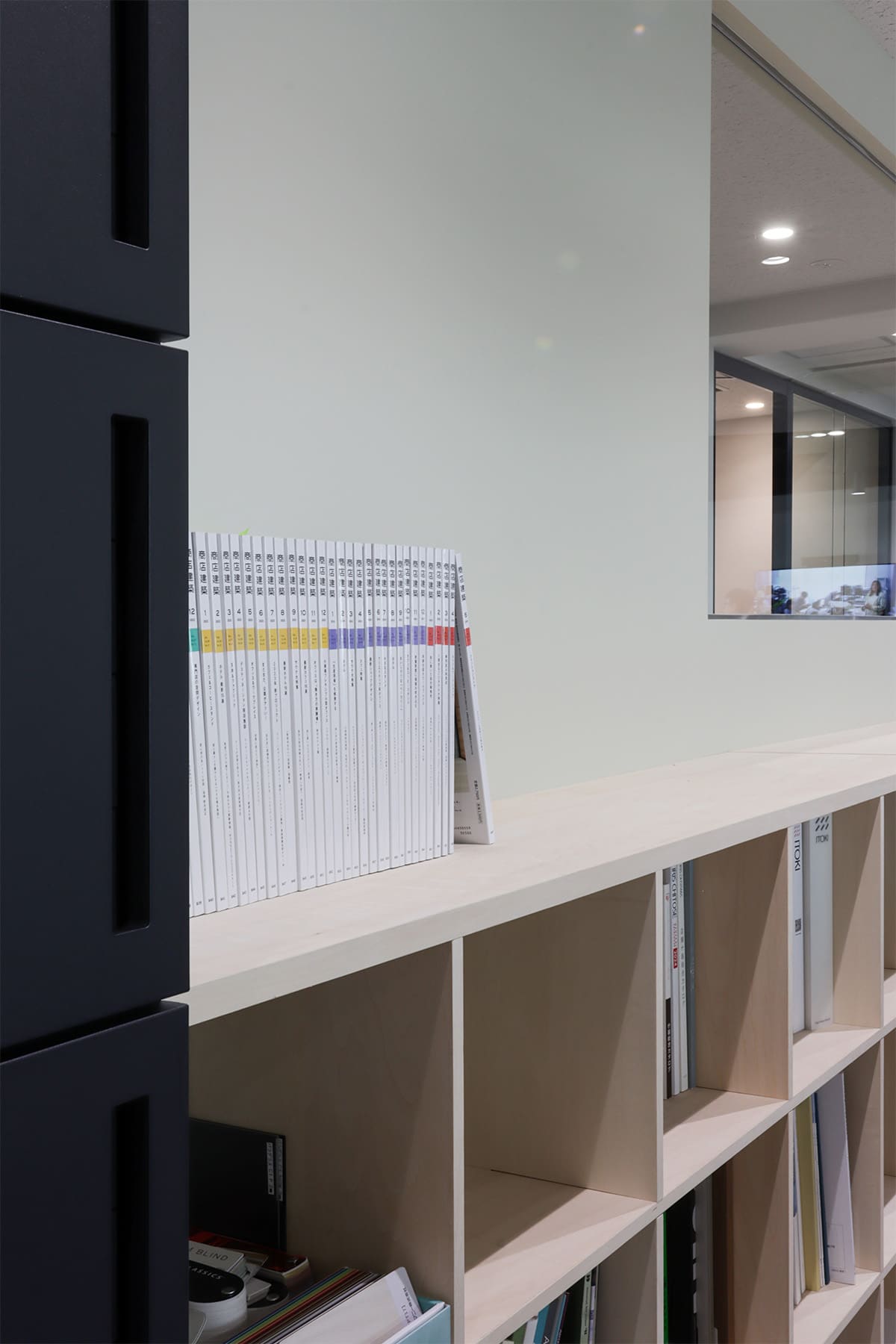 オフィスの資料棚 - Shelf ロータイプ式本棚 - マルゲリータお客様事例