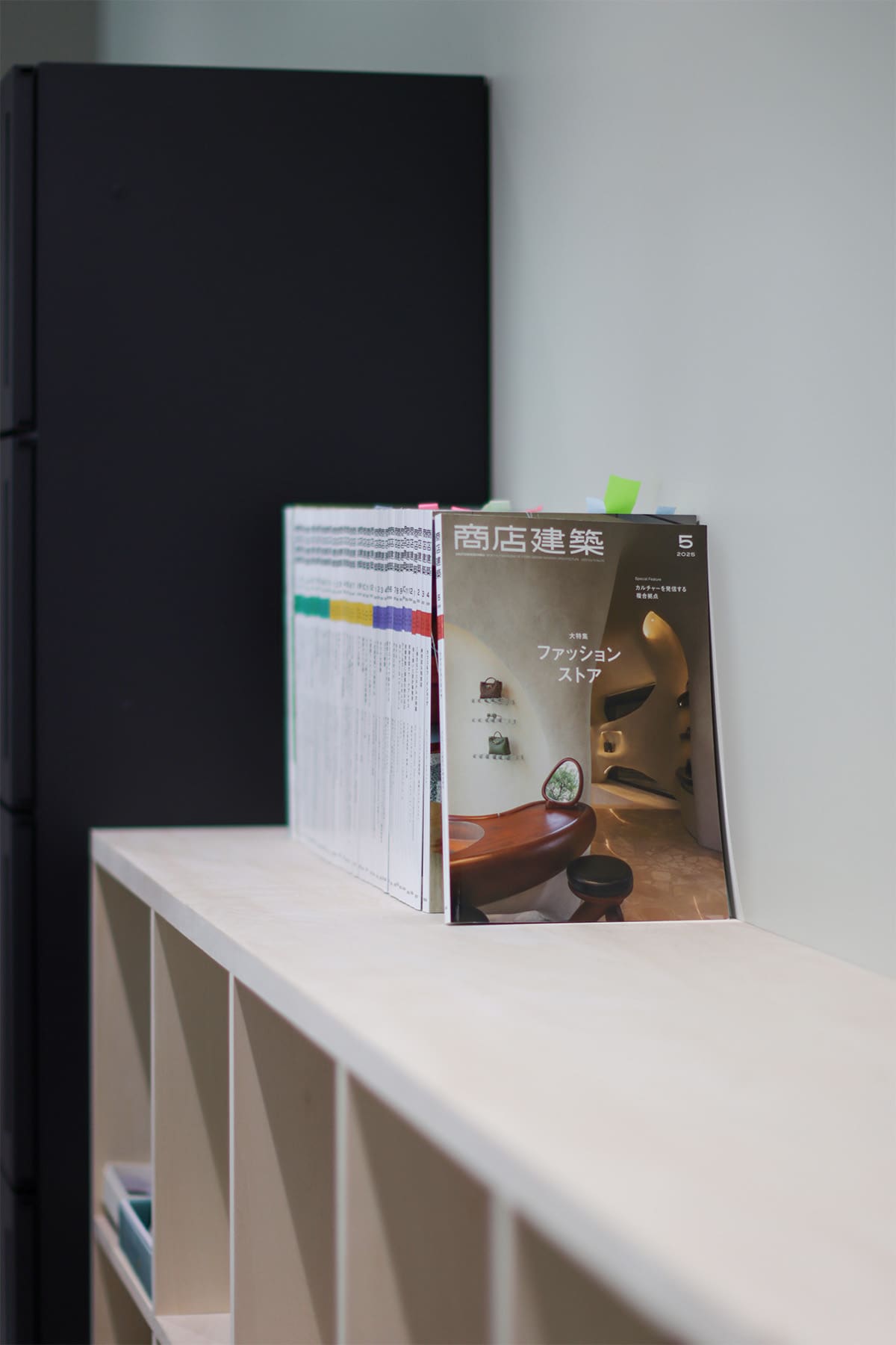 オフィスの資料棚 - Shelf ロータイプ式本棚 - マルゲリータお客様事例